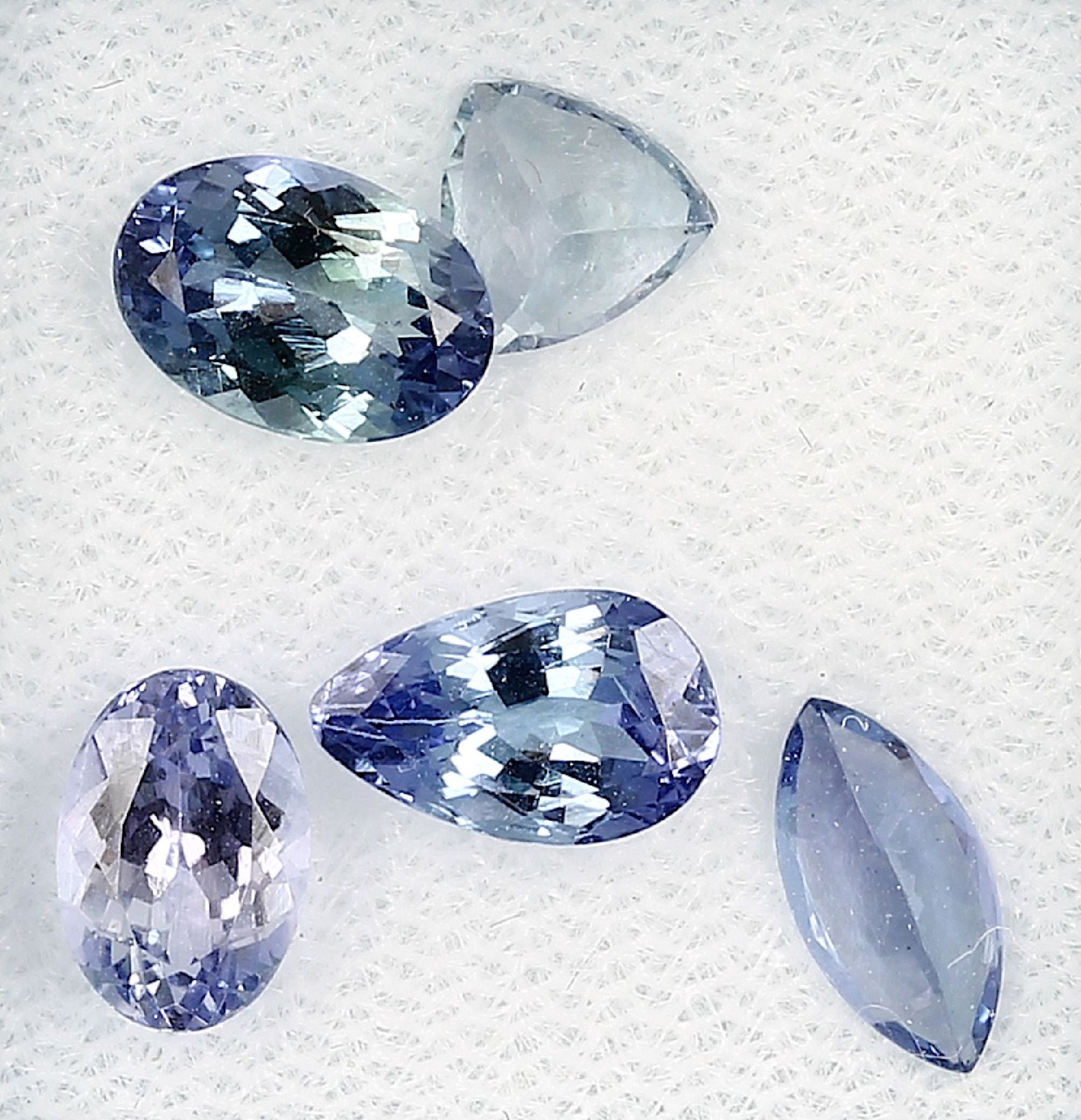 Lot 5 lose Tansanite, zus. ca. 4.39 ct, 2 x oval facett., 1 x triangelf. facett., 1 x navettef.