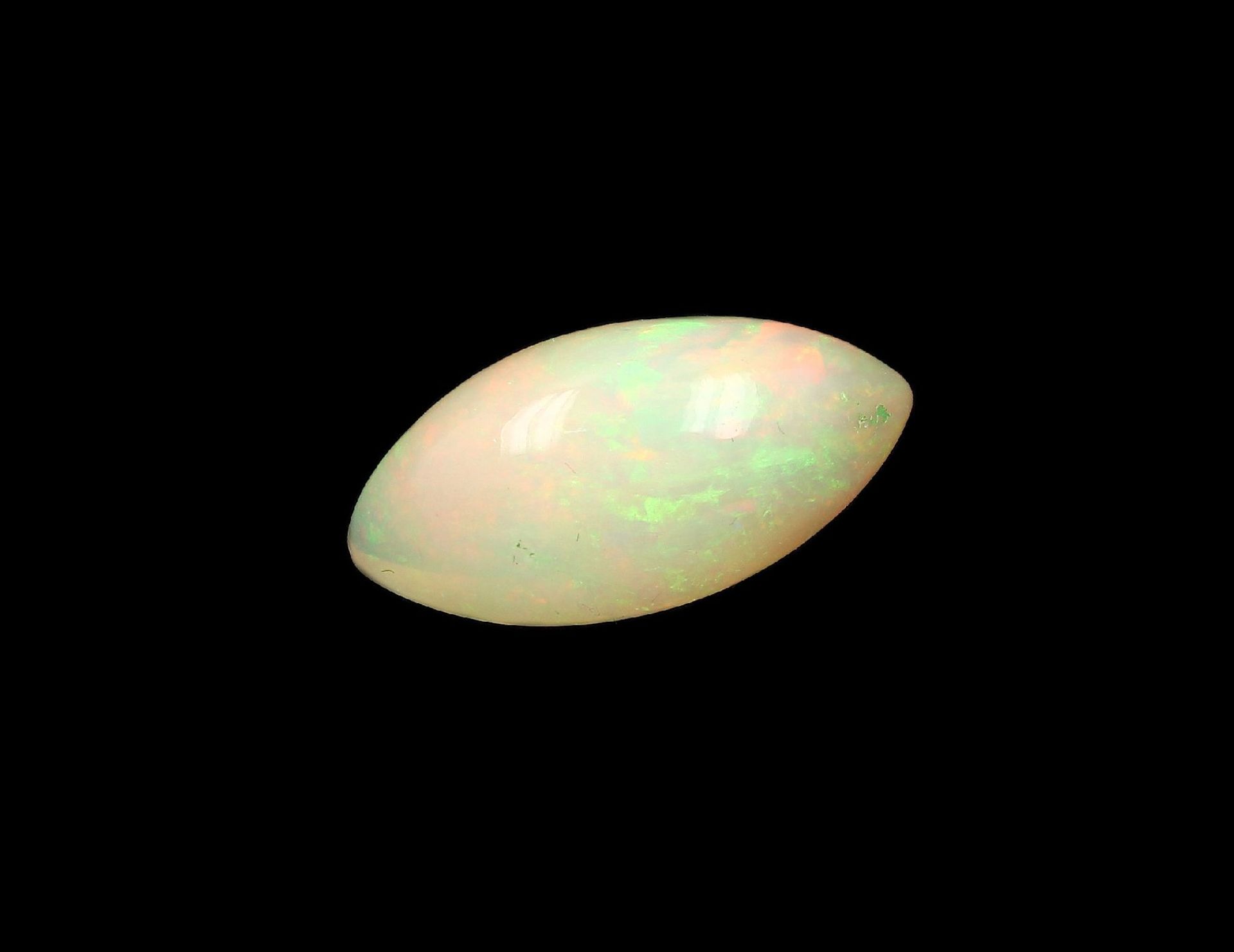 Loser Opal, ca. 9.70 ct, navetteförm. Opalcabochon, Farbspiel in Grün, Blau und Rot Schätzpreis: