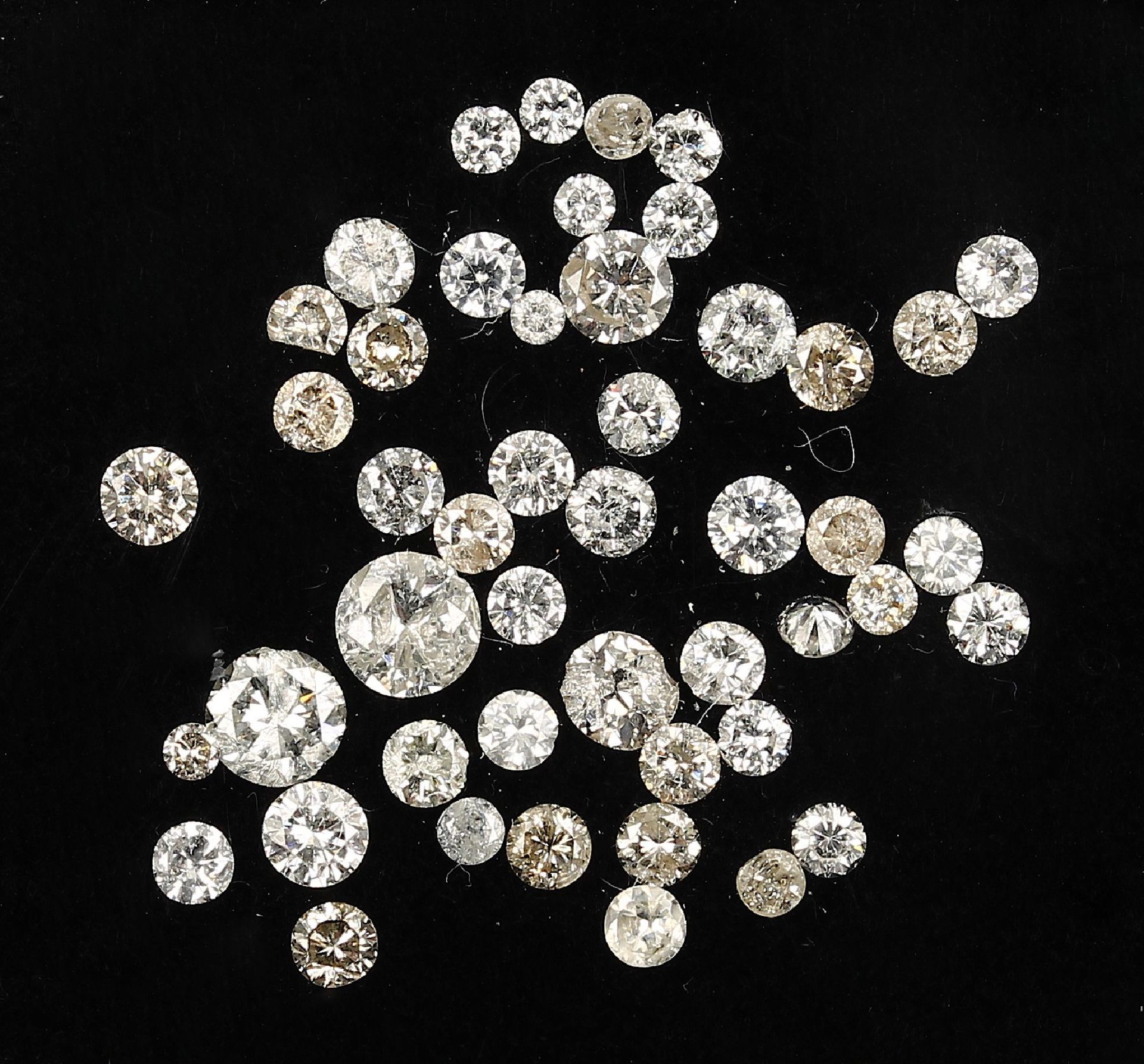 Lot lose Diamanten zus. 3.09 ct, z.T. mit PlatzernLot loose diamonds total 3.09 ct, partly with