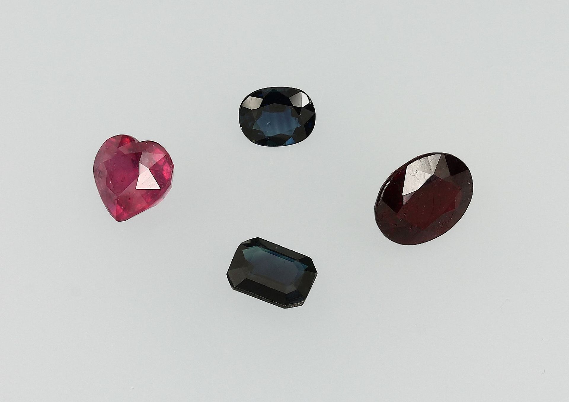 Lot 4 lose Saphire, best. aus: 1 x ca. 3.41ct, achteckig facett., Blau, 1 x ca. 2.21 ct, oval