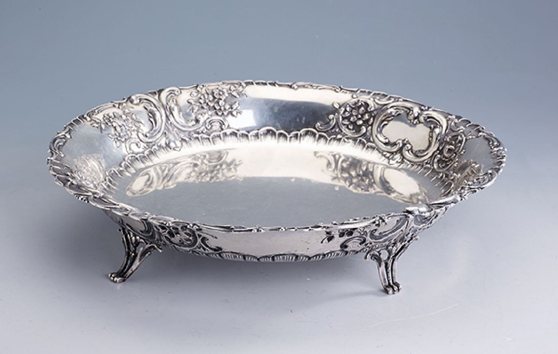 Runde Anbietschale, 800er Silber, deutsch um 1900, Zwillingswerk Solingen, Rand mit floraler Gravur,