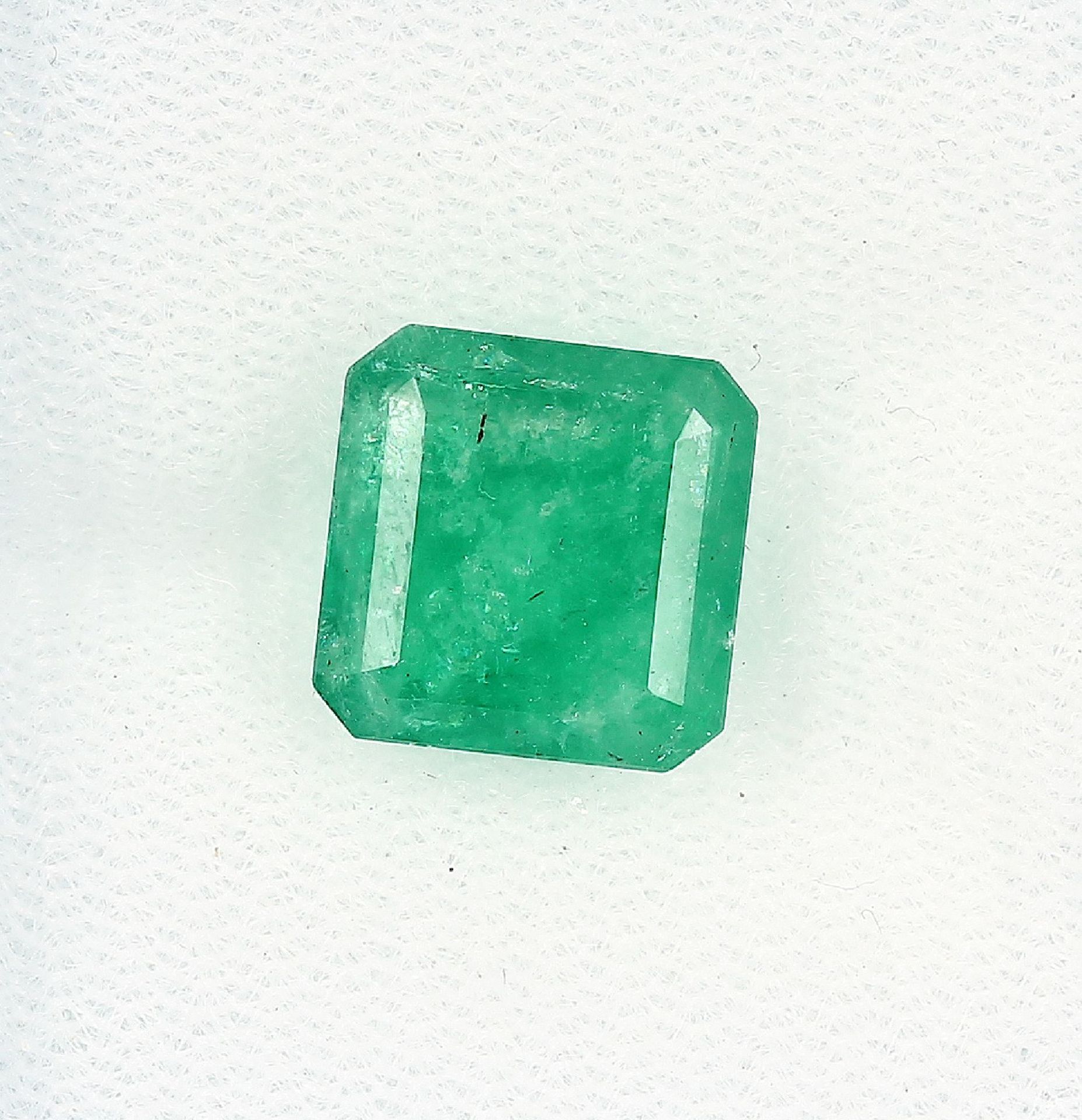 Loser Smaragd, ca. 5.94 ct, viereckig facett. Schätzpreis: 470, - EURLoose emerald approx. 5.94 ct ,