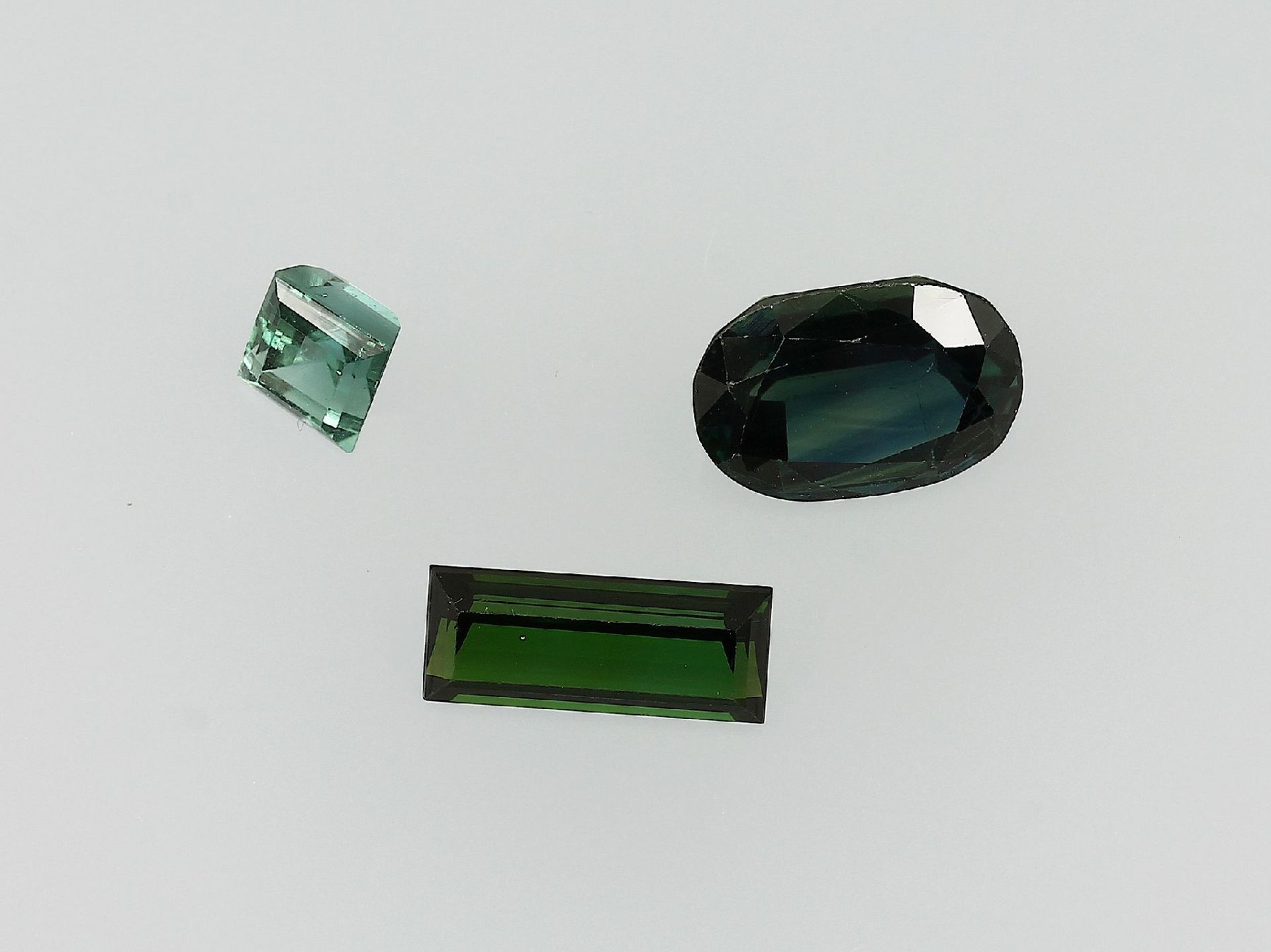 Lot 3 lose Turmaline, best. aus: 1 x oval facett., ca. 11.58 ct, 1 x Baguette, ca. 5.14 ct, 1 x