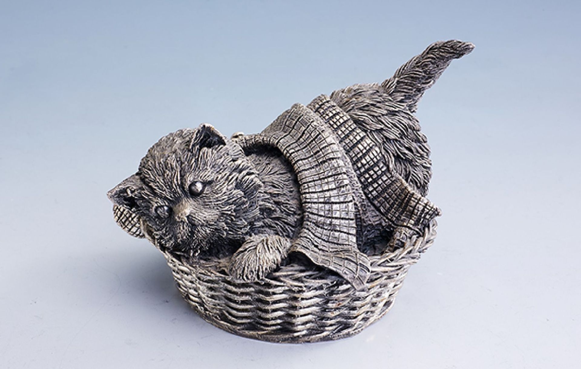 Silberskulptur "Katze", 925er Silber, gefüllt # Katze mit Decke im Korb, B. Korb ca. 10.5 cm, H. ca.
