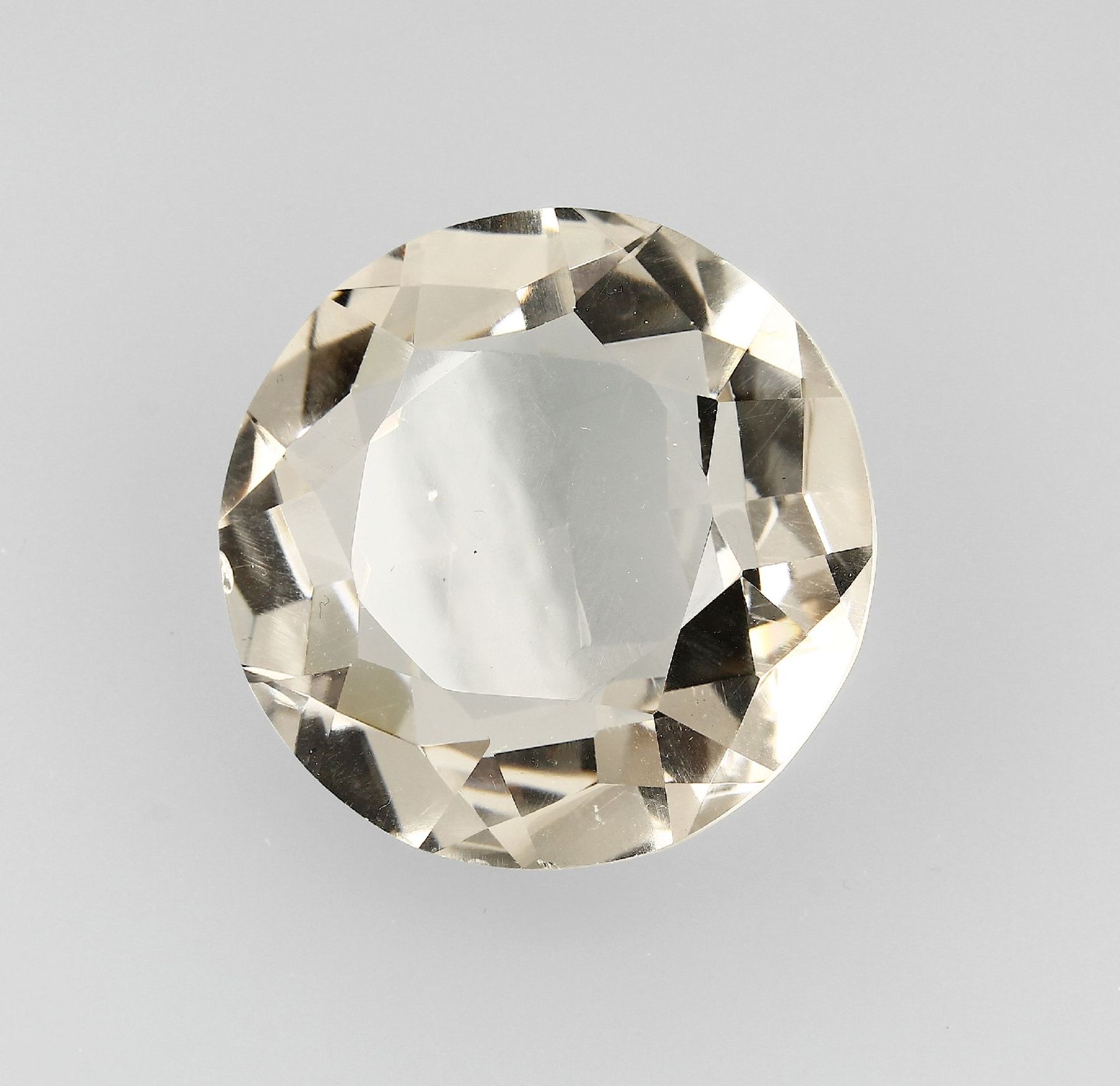 Loser Bergkristall ca. 177 ct, rund facett. Schätzpreis: 390, - EURLoose rock crystal approx. 177 ct