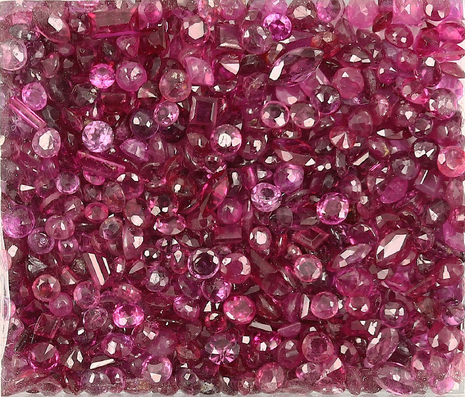 Lot lose Rubine, zus. ca. 50.4 ct, in versch. Größen und Schliffarten, verplombt, z.T.