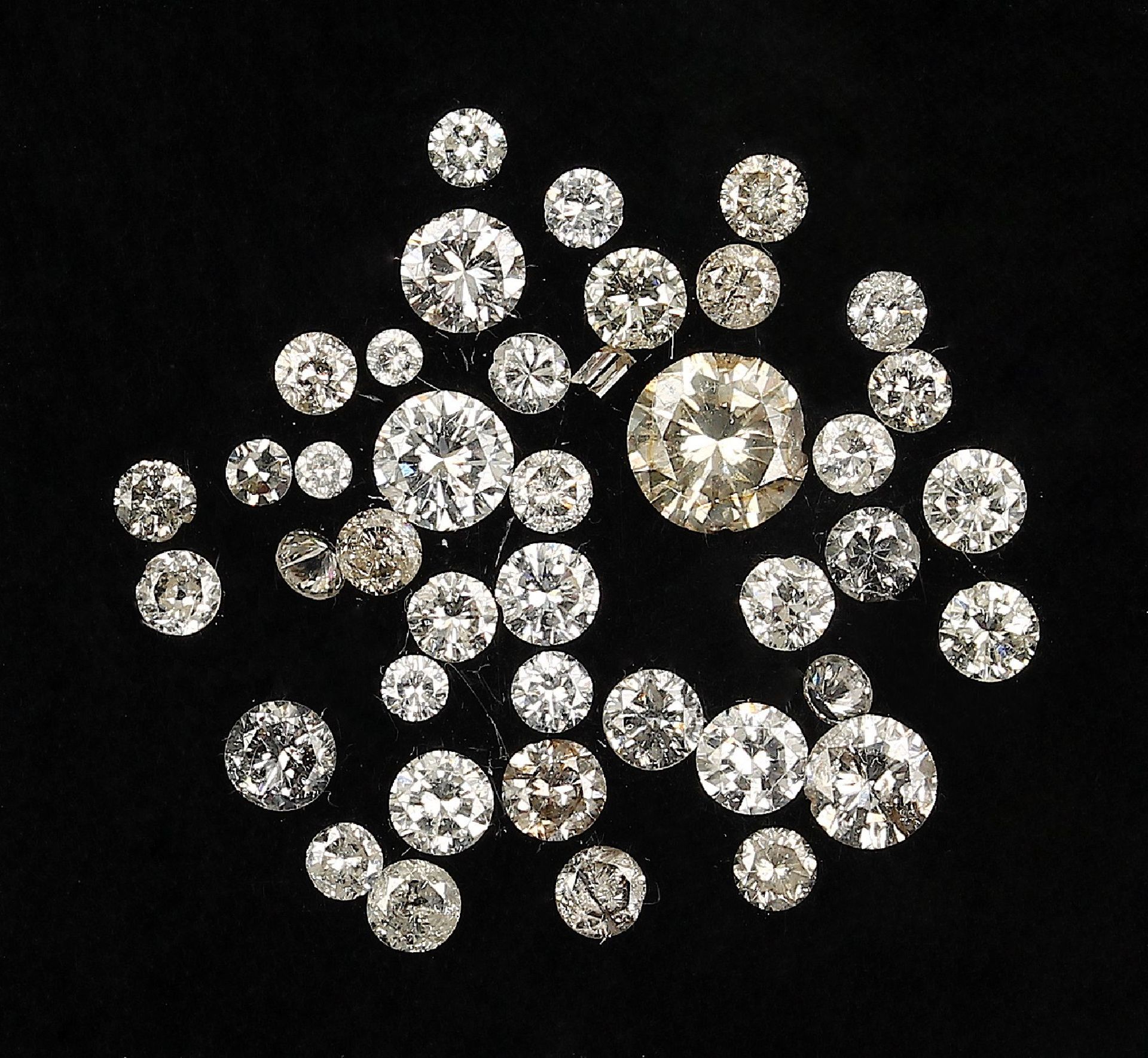 Lot lose Diamanten zus. 3.0 ct, z.T. mit PlatzernLot loose diamonds total 3.0 ct, partly with