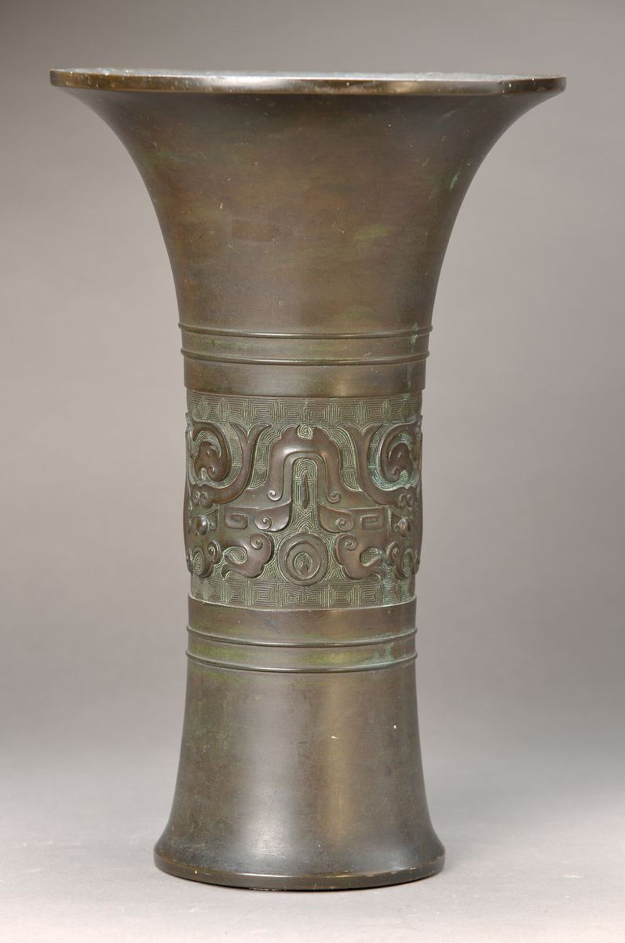 Große Vase, Bronze, China, um 1900, mit umlaufendem Tautie-Band, am Boden gemarkt, H. ca. 35 cmLarge