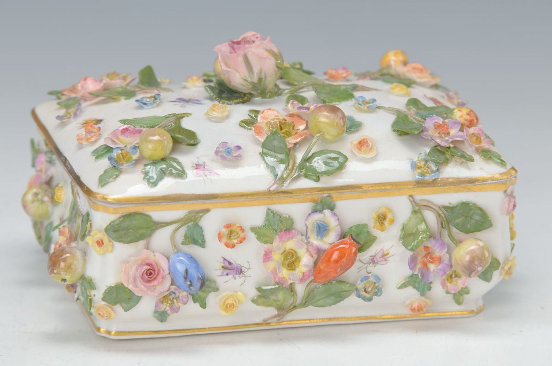 Deckeldose, Meissen, um 1890, reich applizierter Obst- und Blumendekor, l. best. und l. rest.,