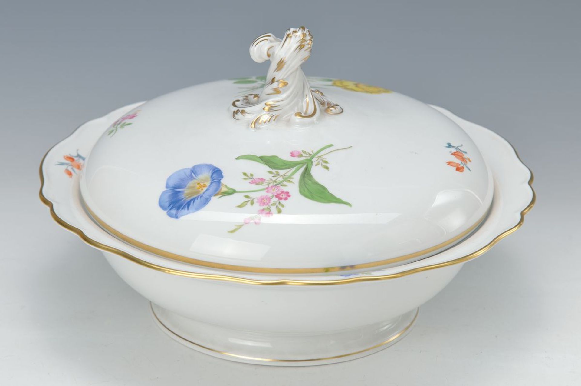 Deckelschüssel, Meissen, 1940er Jahre, bunte Blumenmalerei, Goldstaffage, H. ca. 15cm, D. ca.