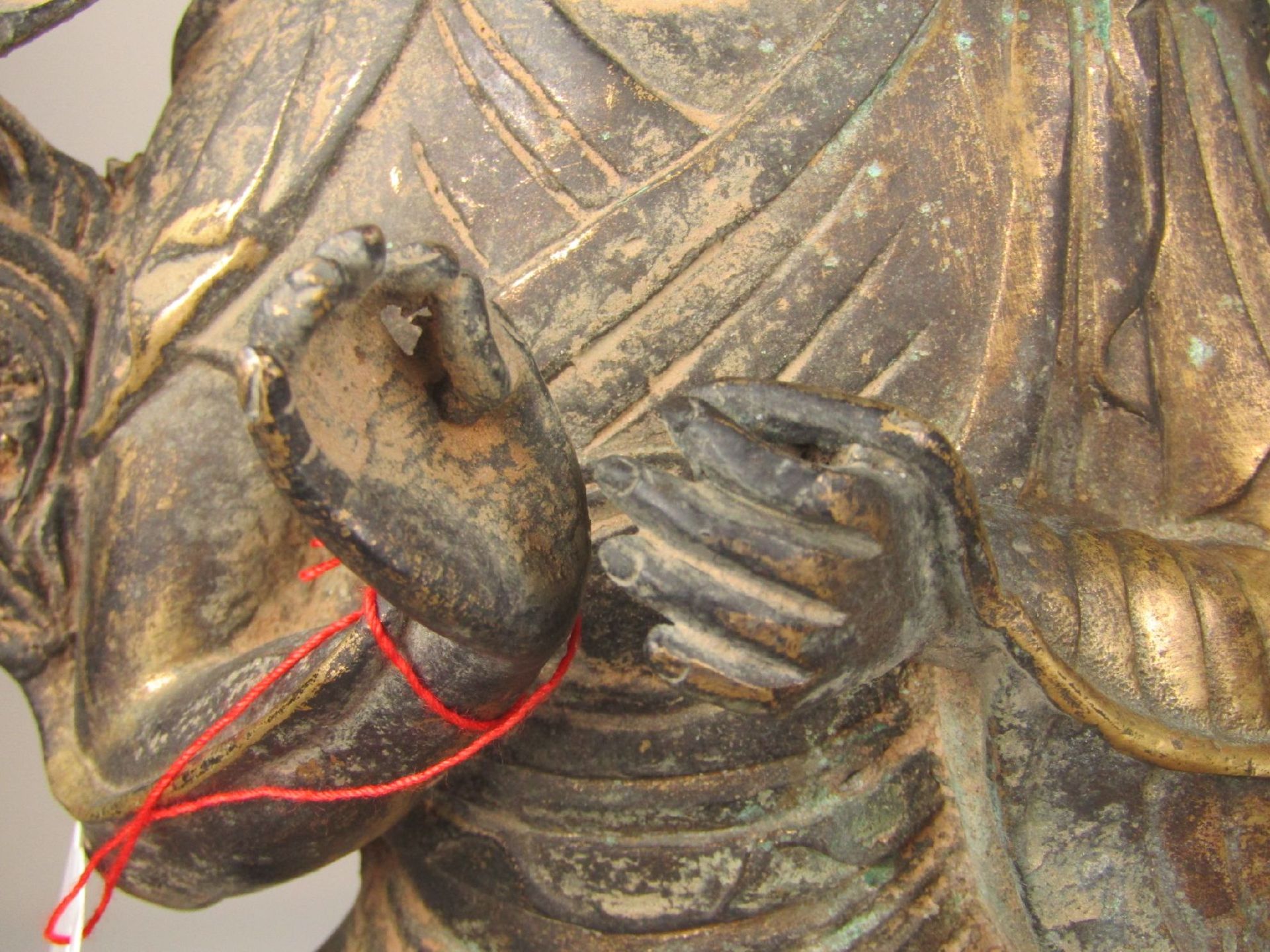 Tsongkhapa, Tibet, 17./18. Jh., Gelbkappenmönch, Bronze, doppelter Lotussockel, feines Gesicht, - Bild 4 aus 9