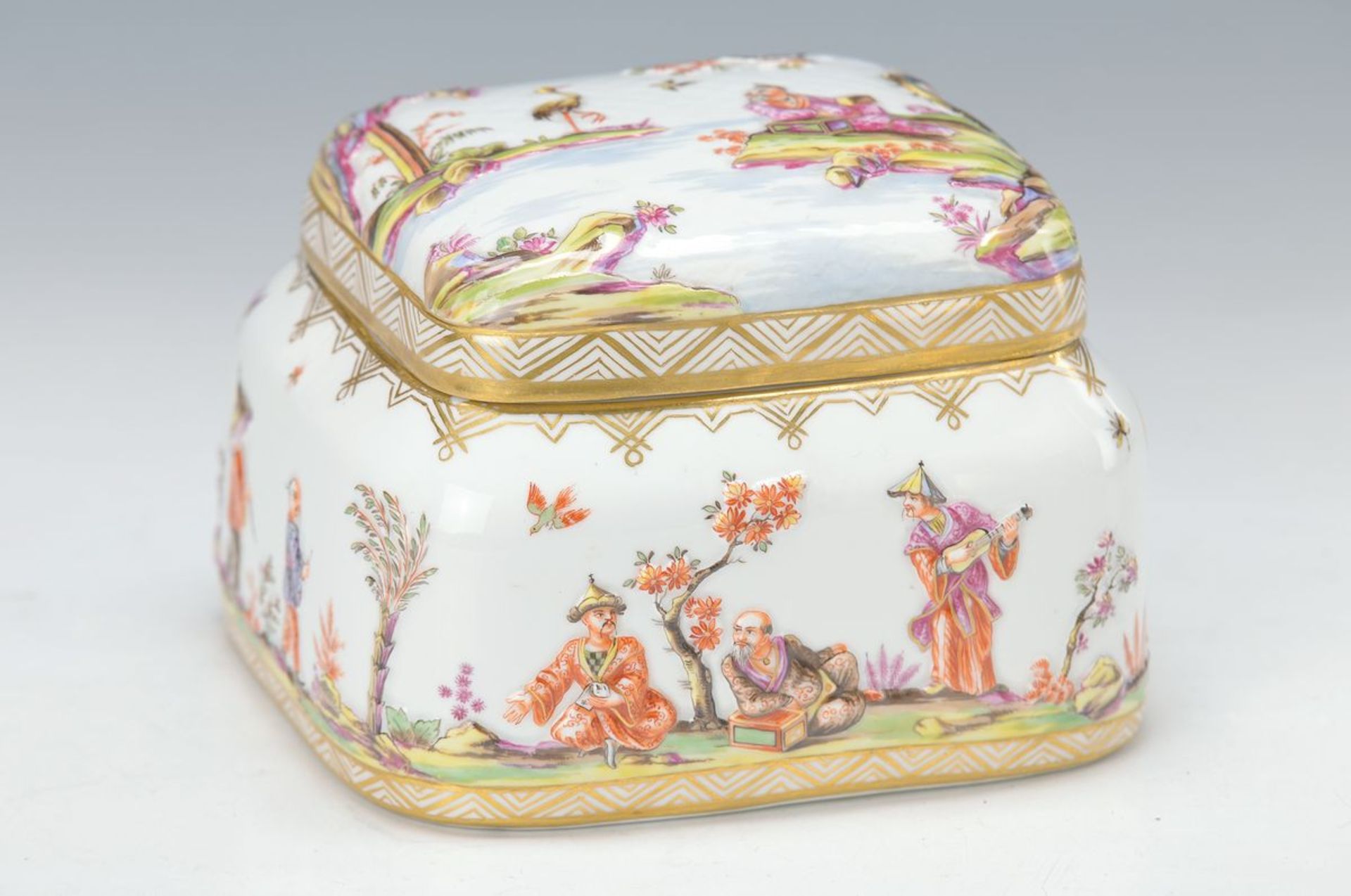 Deckeldose, Meissen, um 1870, erhabener Dekor von Chinoiserien, polychrom bemalt, Goldstaffage,