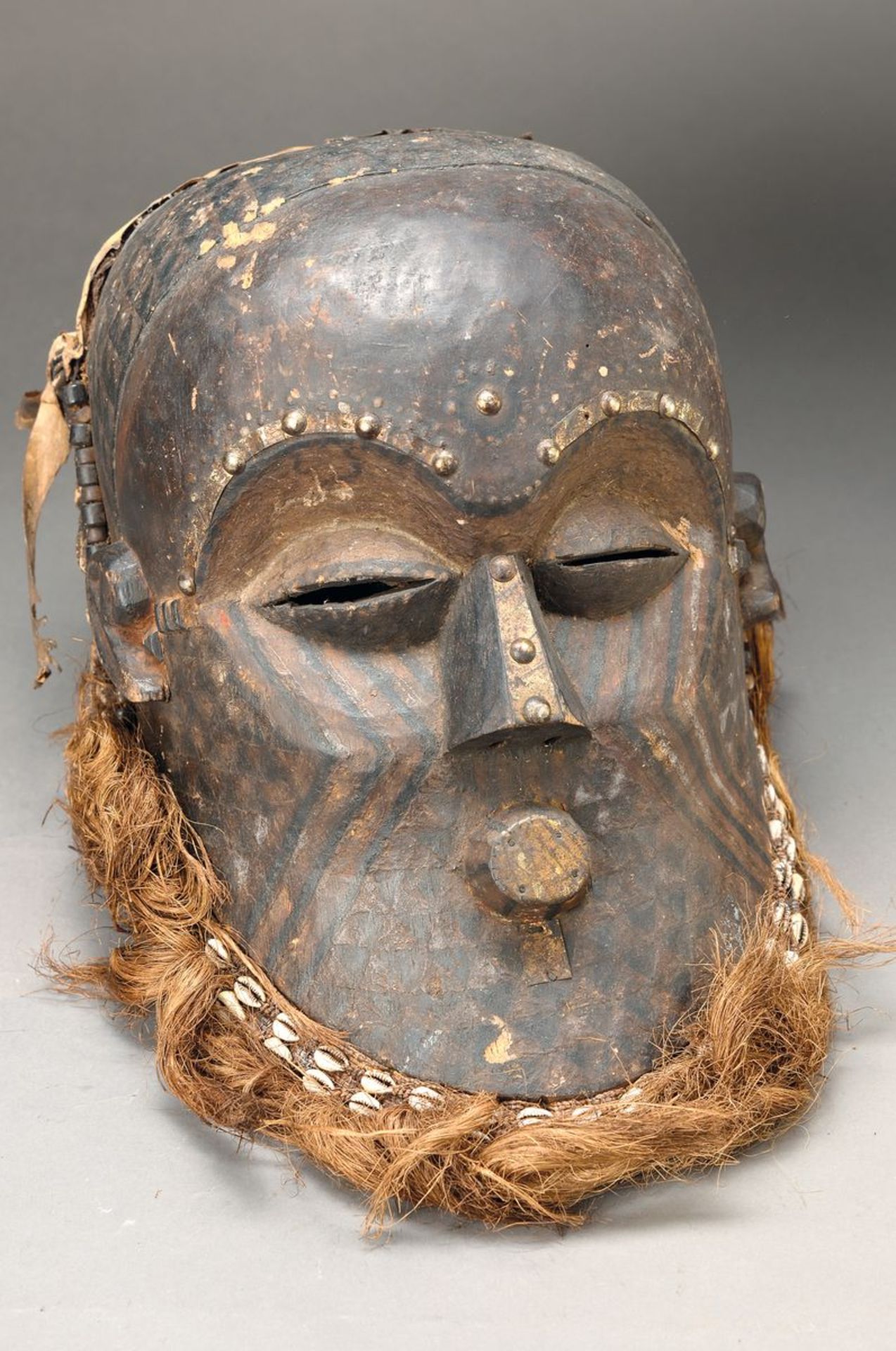 Ritualmaske, West-Afrika, ca. 60-70 Jahre alt, Holz/ Pflanzenfasern/ Muscheln, teilw. polychrom