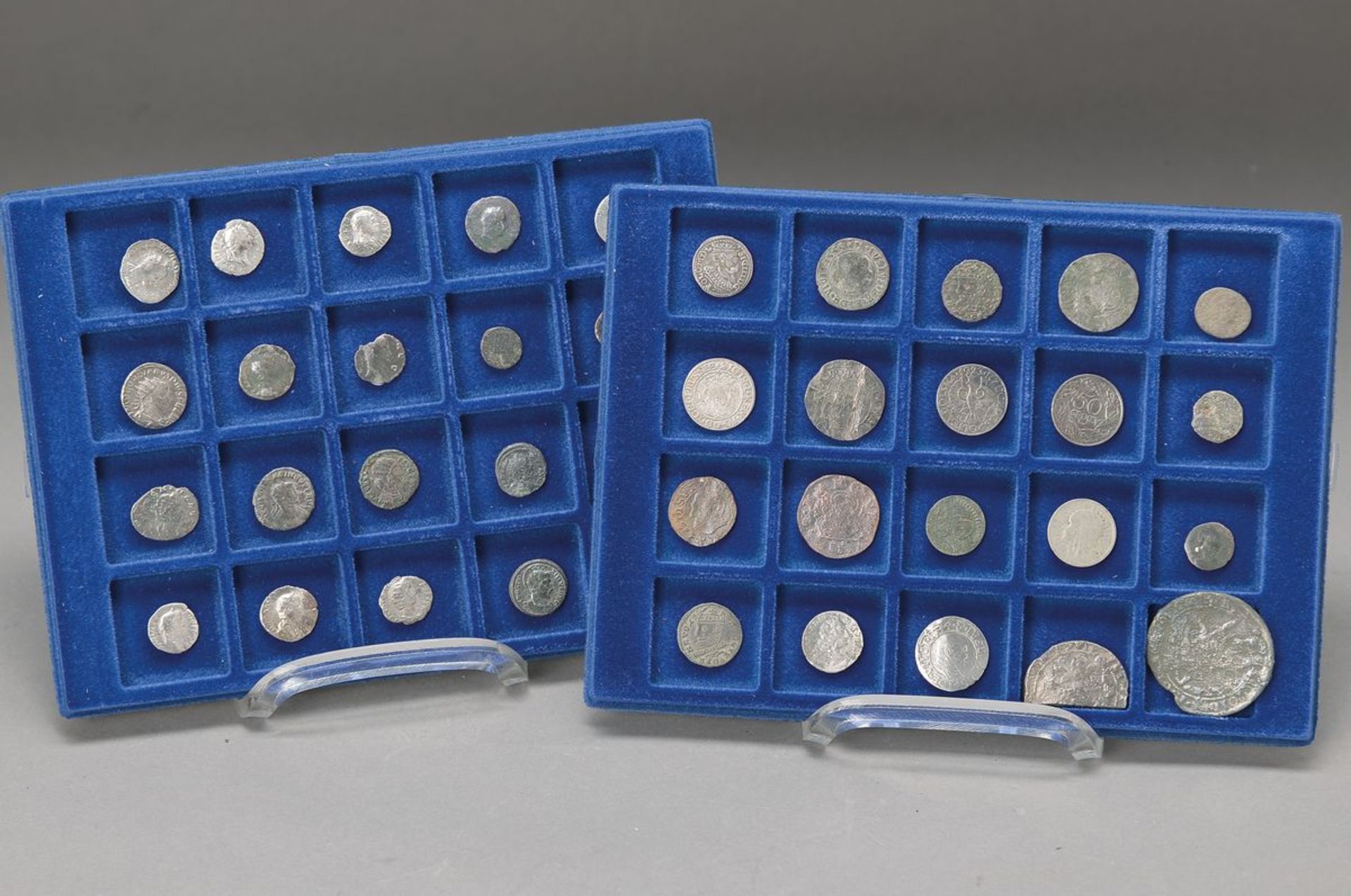 Konvolut Münzen, 20 römische Silberdenare u. auch Frauenköpfe, dazu: 20 polnische Silbermünzen: