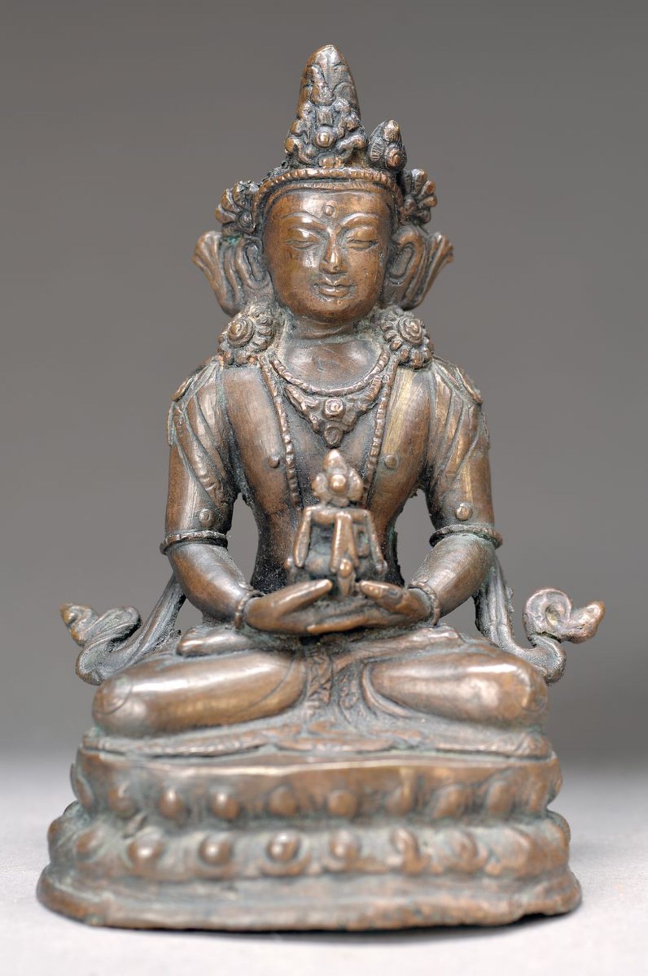 Buddha, Amitayus, 17./18. Jh., Bronze, gilt als Spender für langes Leben, im Lotussitz auf doppeltem