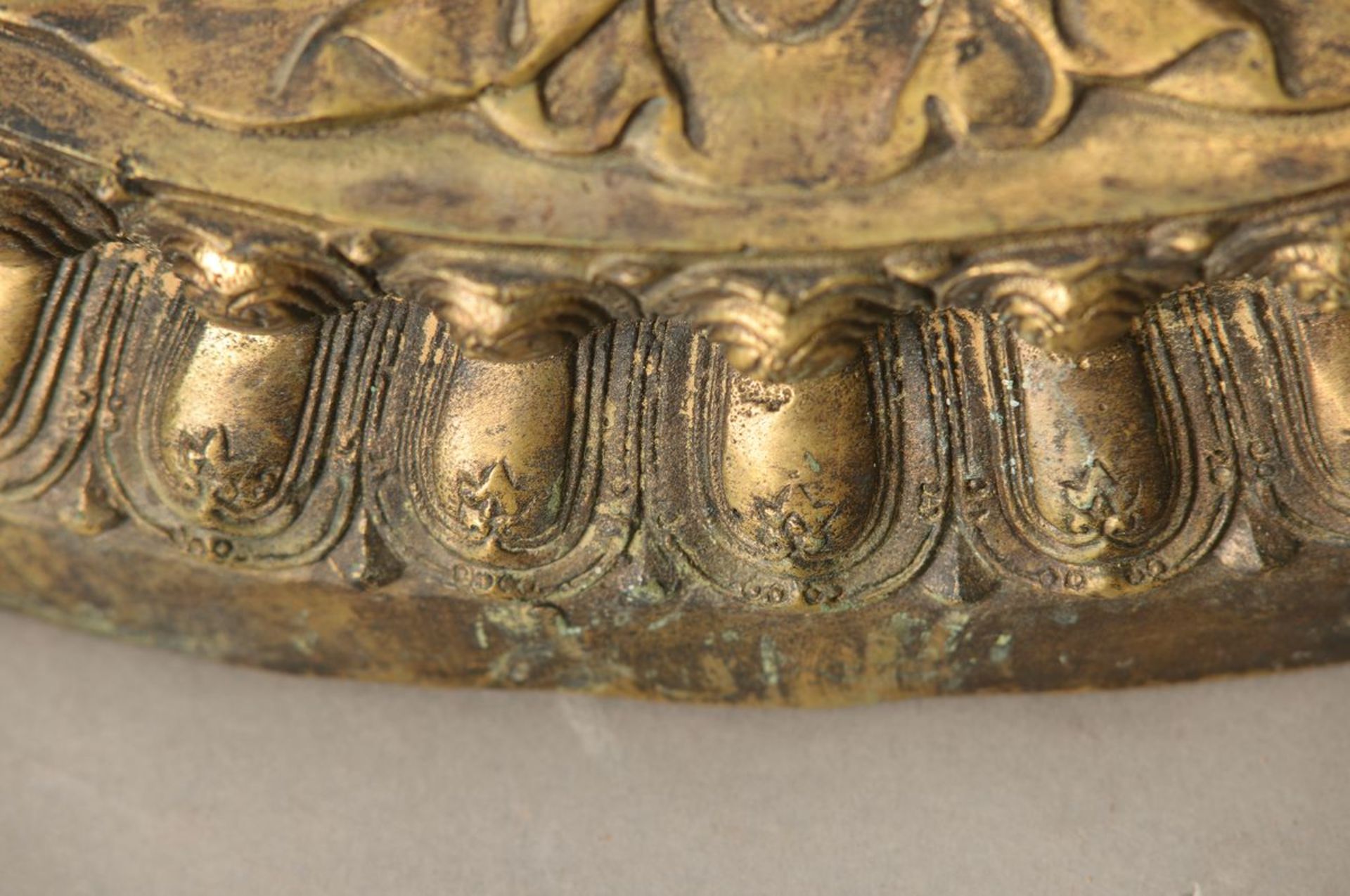 Tsongkhapa, Tibet, 17./18. Jh., Gelbkappenmönch, Bronze, doppelter Lotussockel, feines Gesicht, - Bild 3 aus 9