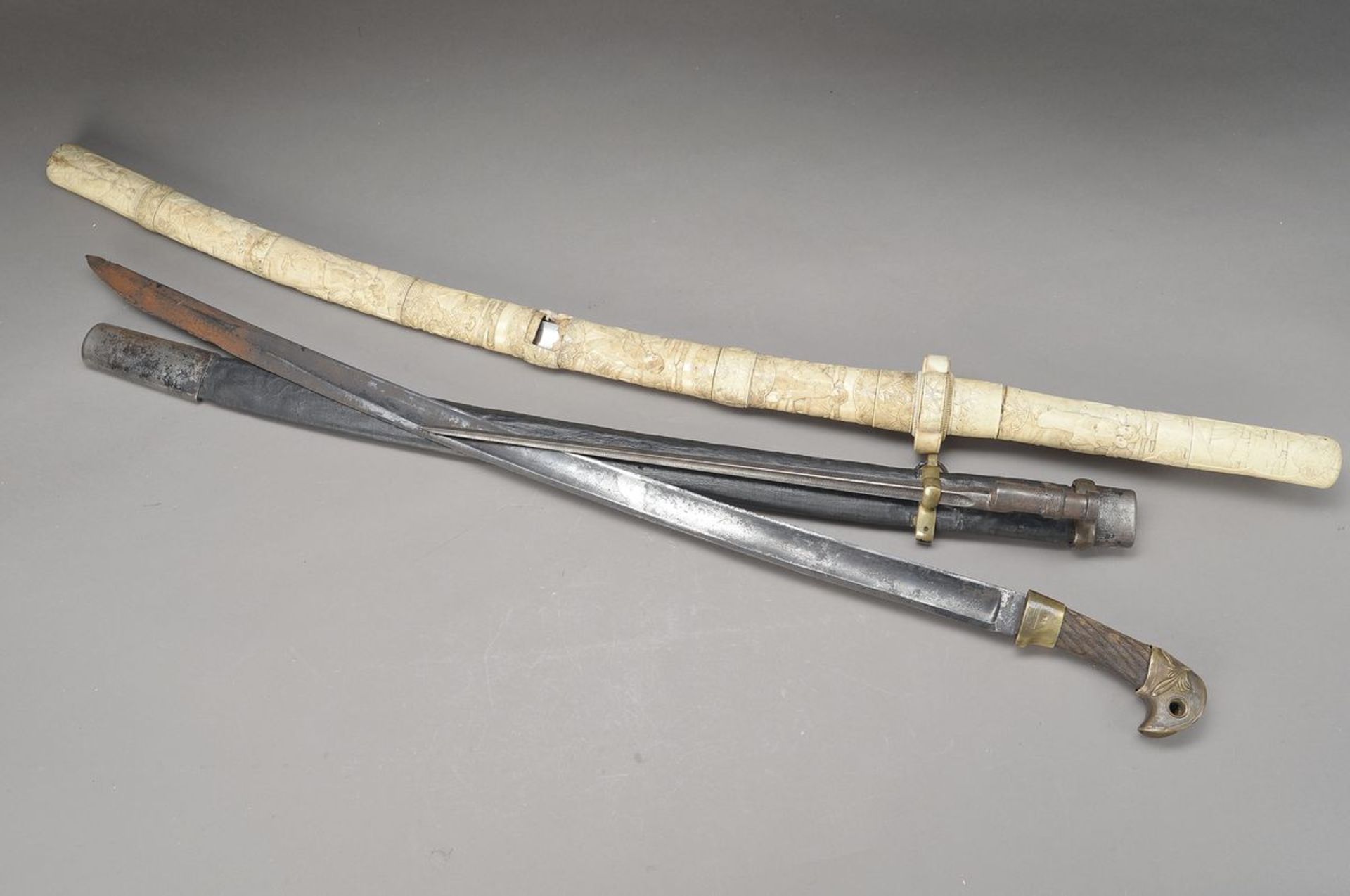 Schwert, Japan, um 1870-1880, feine Klinge, Griff u. Scheide Elfenbein/Bein, fein reich