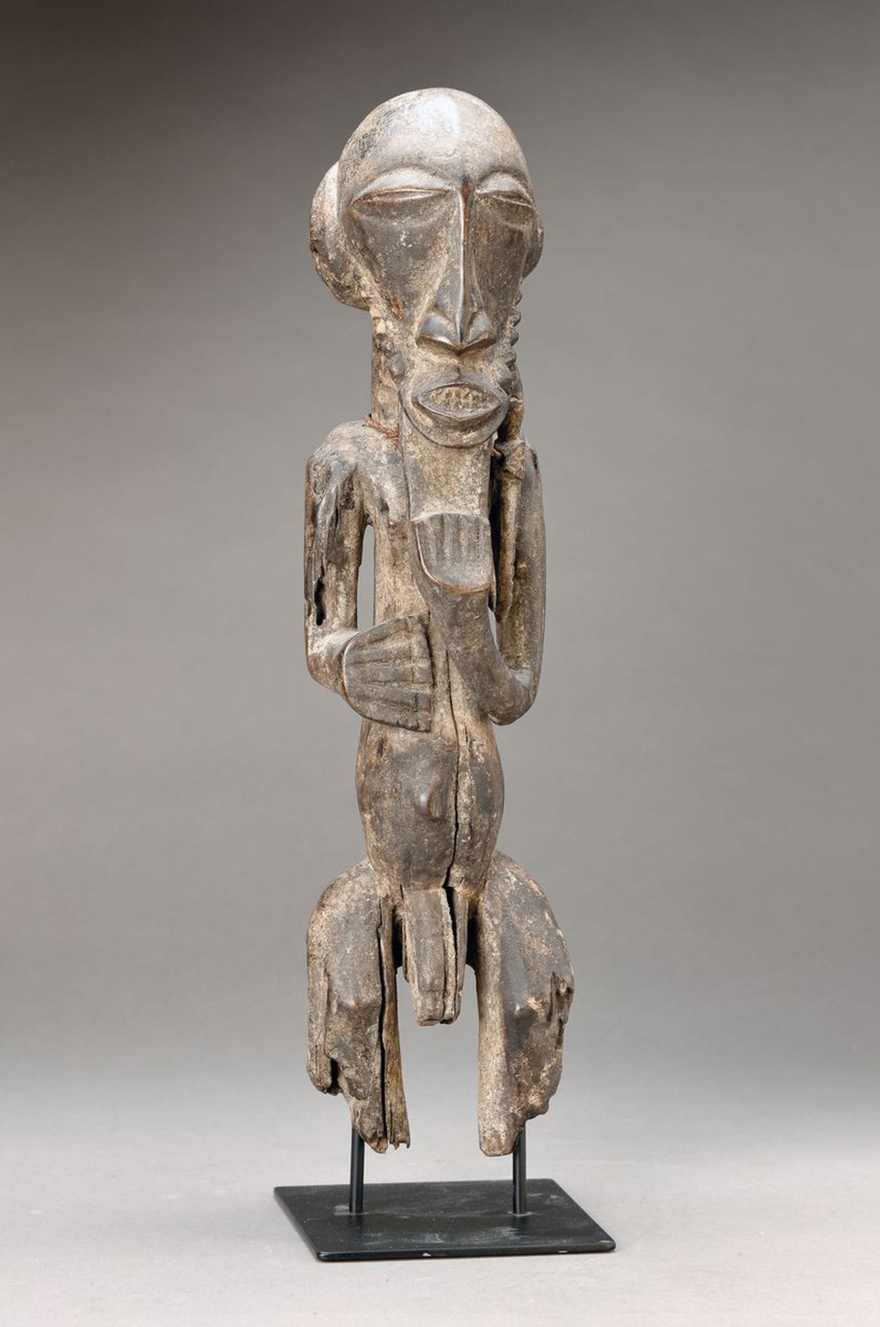 Ahnenfigur der Sikasonge, Kongo, um 1920, Holz geschnitzt, Reste der orig. weißen Kaltbemalung,