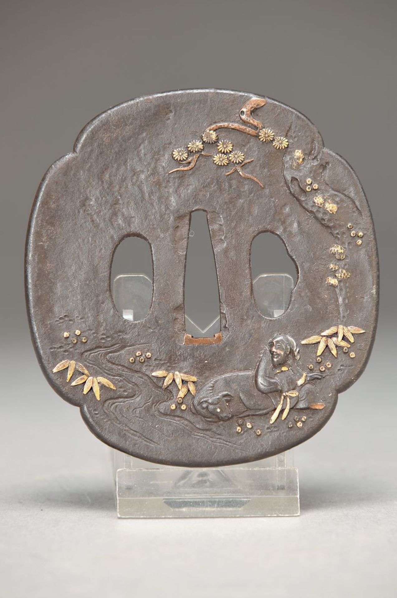 Japanische Tsuba, Edo Periode, um 1860, Eisen mit Gold- und Kupferauflagen, Mann mit Ochse am