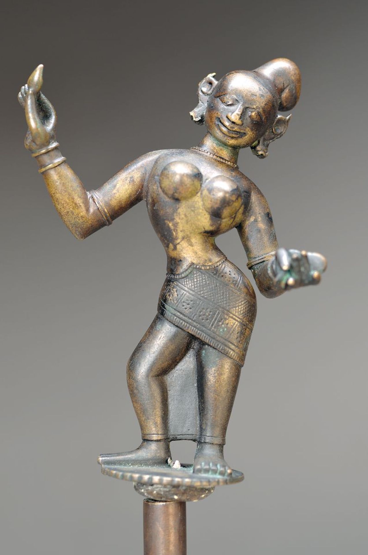 Tanzender Shiva, Indien, 18. Jh., Bronze, H. ca. 14.5cm, gewölbter Boden mit Bohrung, wohl ehemals