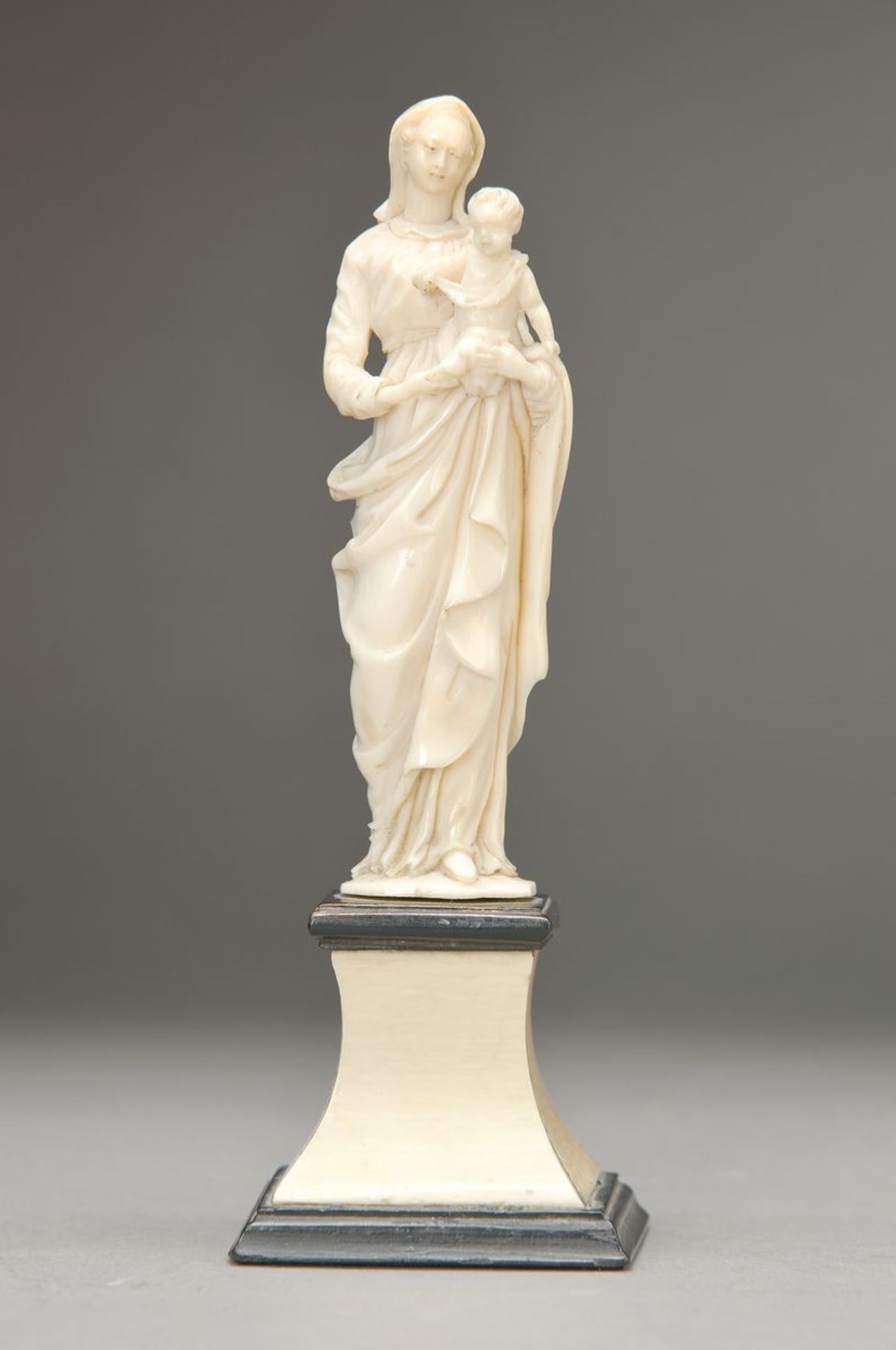 Skulptur, Frankreich, 19.Jh., Elfenbein/Ebenholz, vollplastisch geschnitzt, Madonna mit Kind, auf