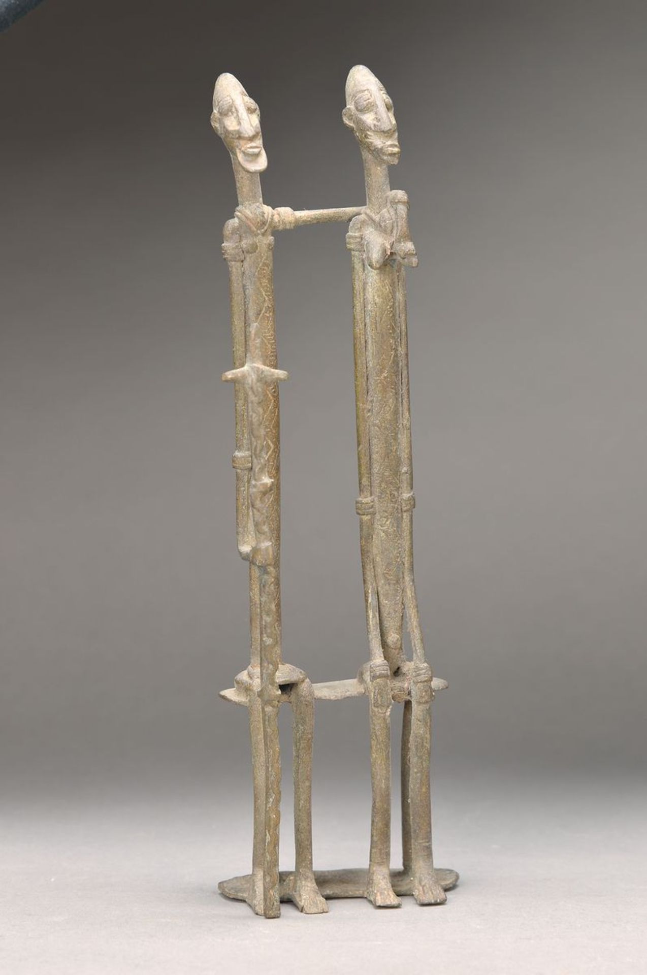 Ahnenpaar, Dogon, Mali, ca. 50-60 Jahre alt, Bronze, braun patiniert, sitzendes Pärchen, sexueller