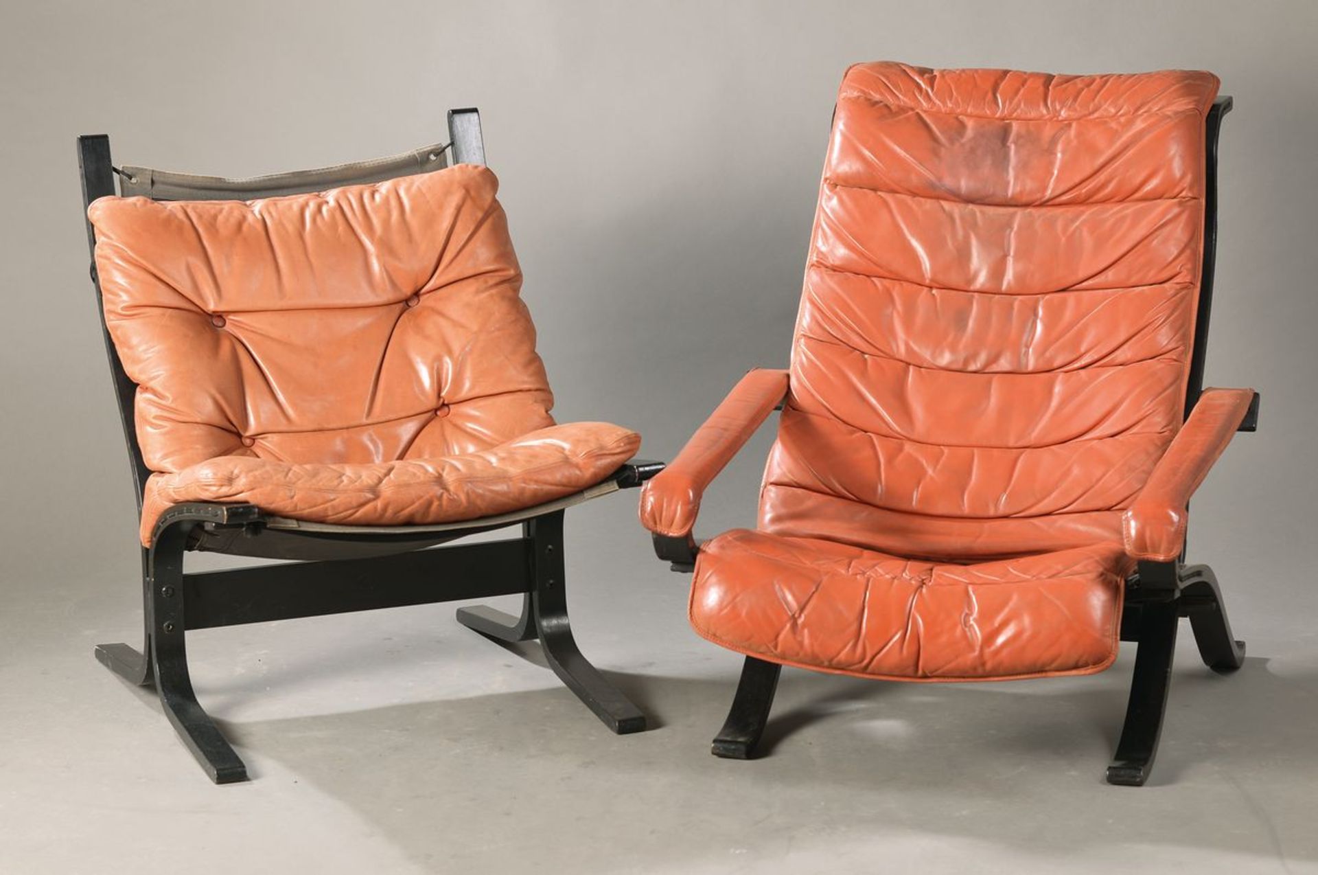 Vier Siesta-Sessel, Entwurf Ingmar Relling Norwegen, 1970er Jahre, roter genoppter LederbezugFour