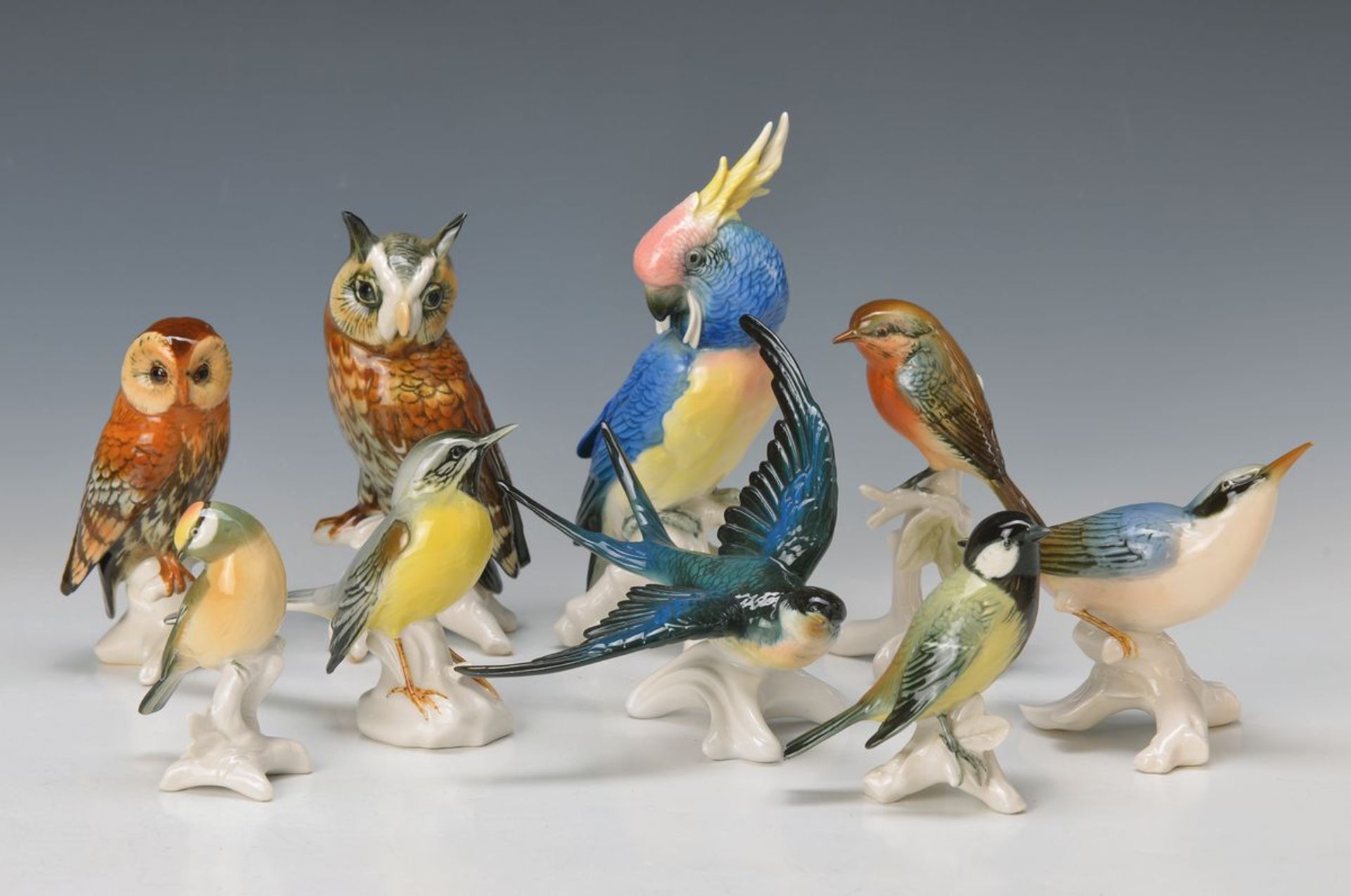 9 Porzellanfiguren, Ens Volkstedt, 1930er Jahre, versch. Vögel: Kakadu, Schwalbe, 2 Eulen, Fink,