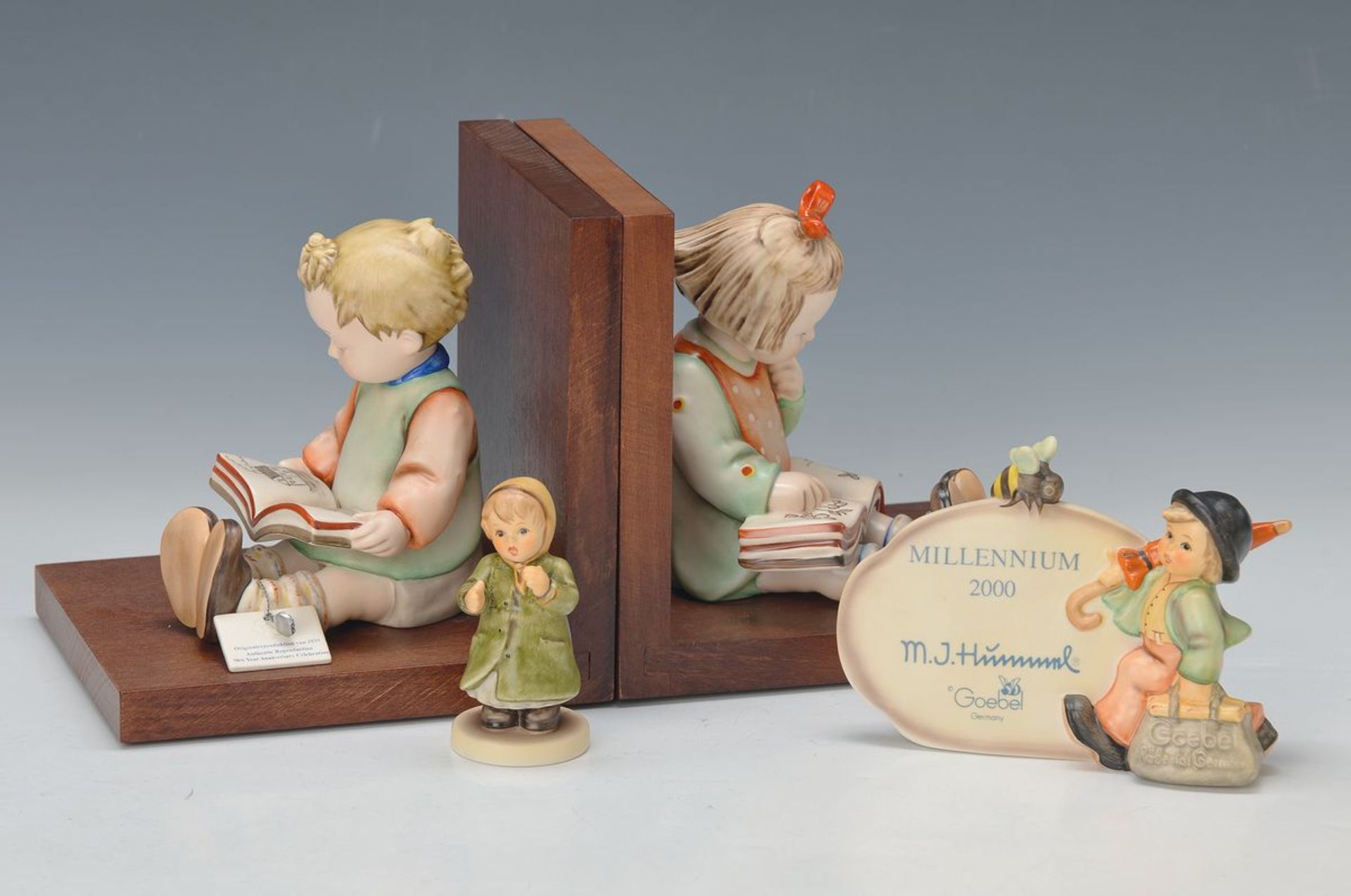 Lot aus 4 Hummelfiguren, 20./21. Jh., Der Bücherwurm Mädchen und Junge, Aufstellschild Wanderbub,