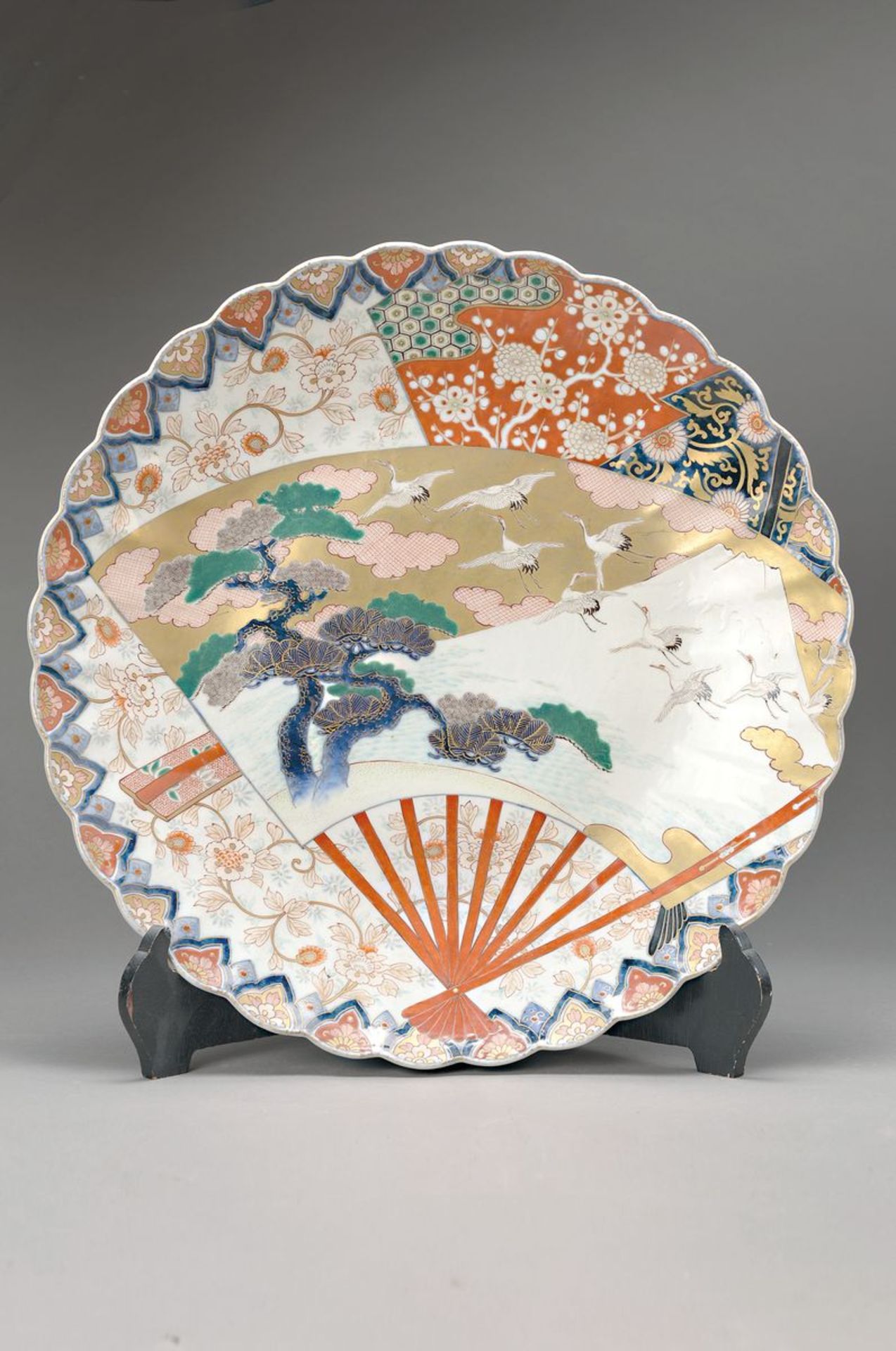 Großer Teller, Imari, Japan, um 1900, Porzellan, feine aufwendige Fächerbemalung, ein Schwarm von