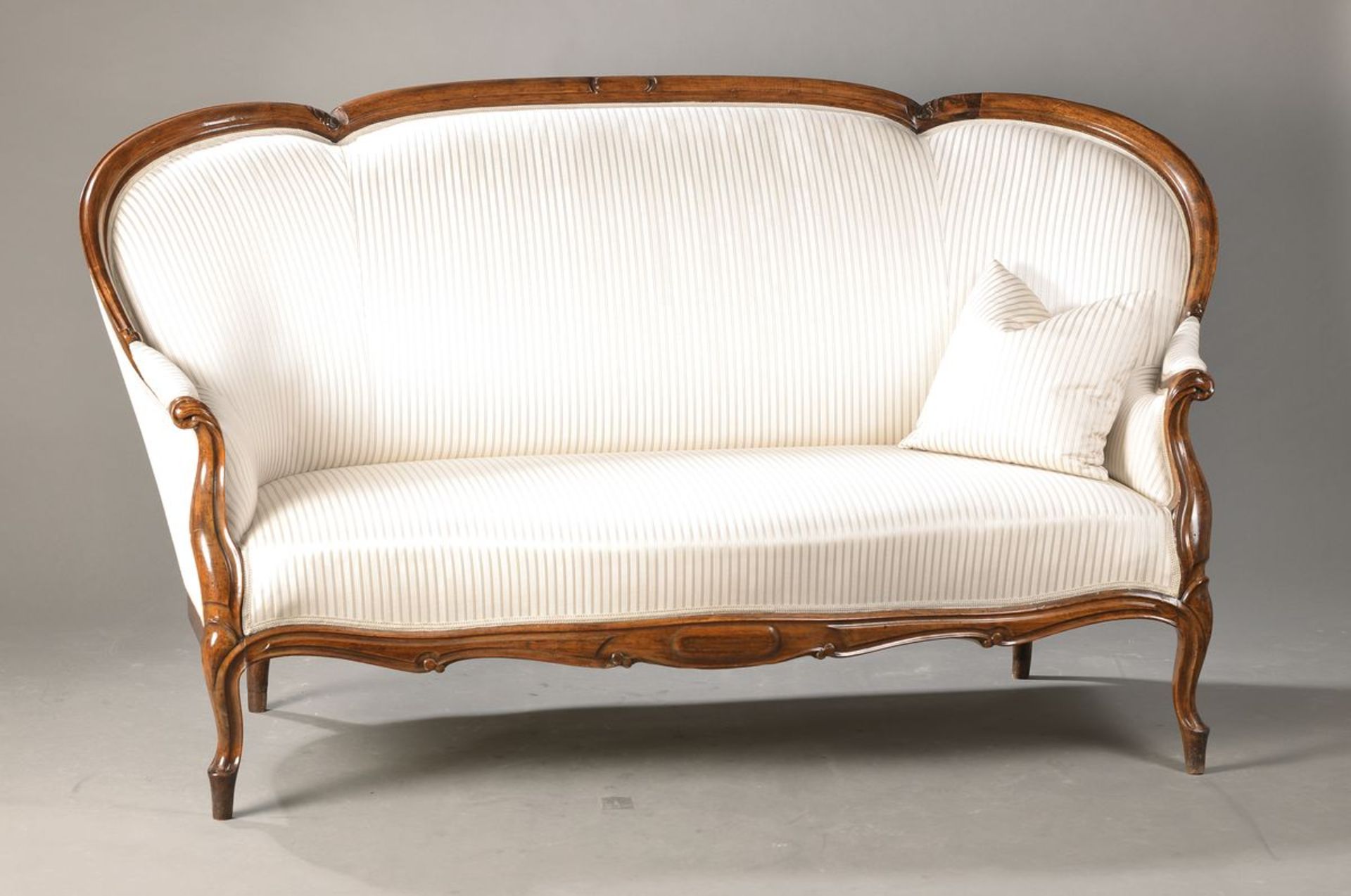 Sofa, deutsch, um 1870, geschweifter Nußbaumrahmen, gute Polsterung, weißer Bezug leicht