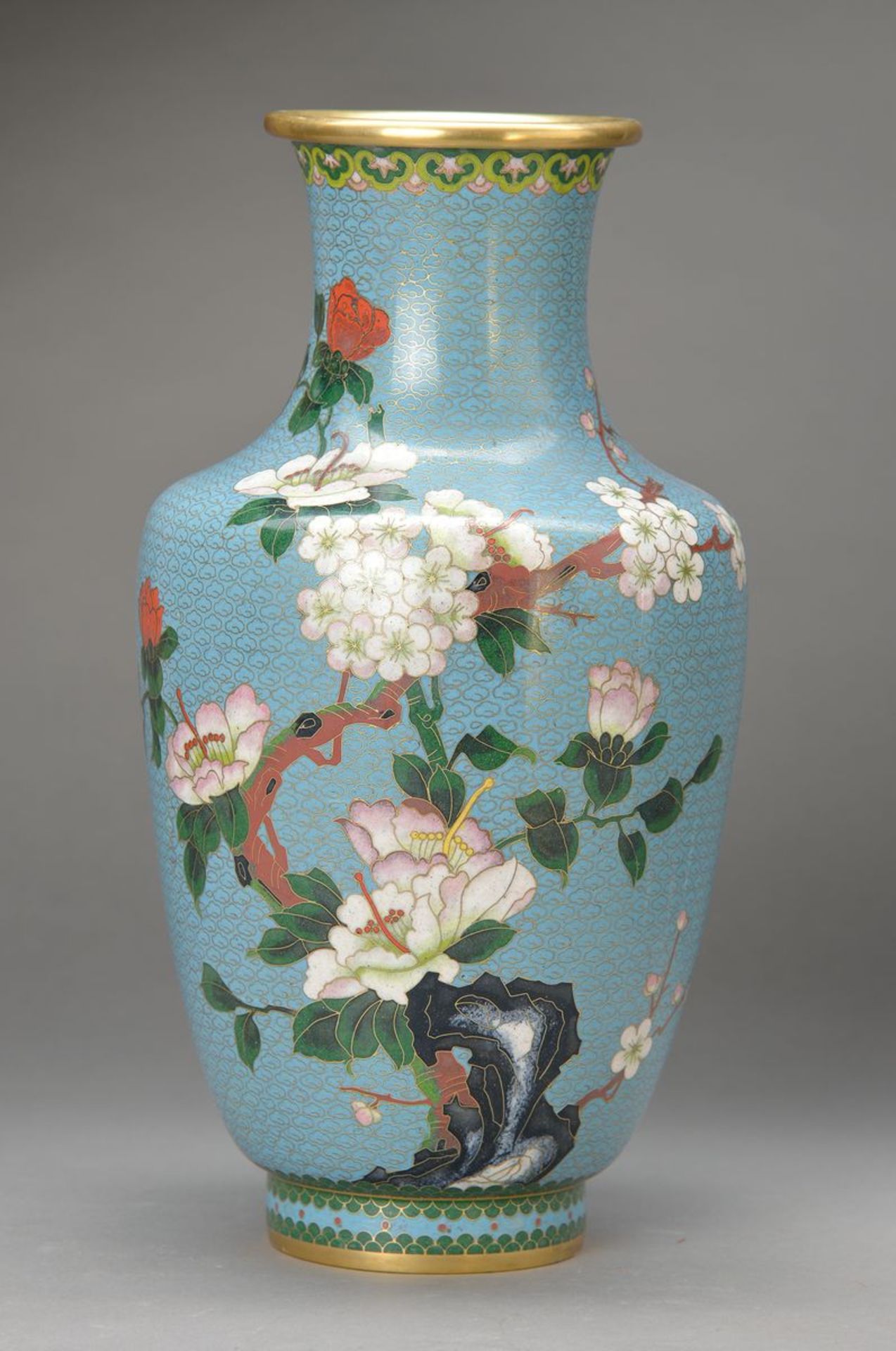 Große Cloisonné-Vase, China, 60/70er Jahre, blauer Grund mit goldfarbenen Drähten, reicher bunter