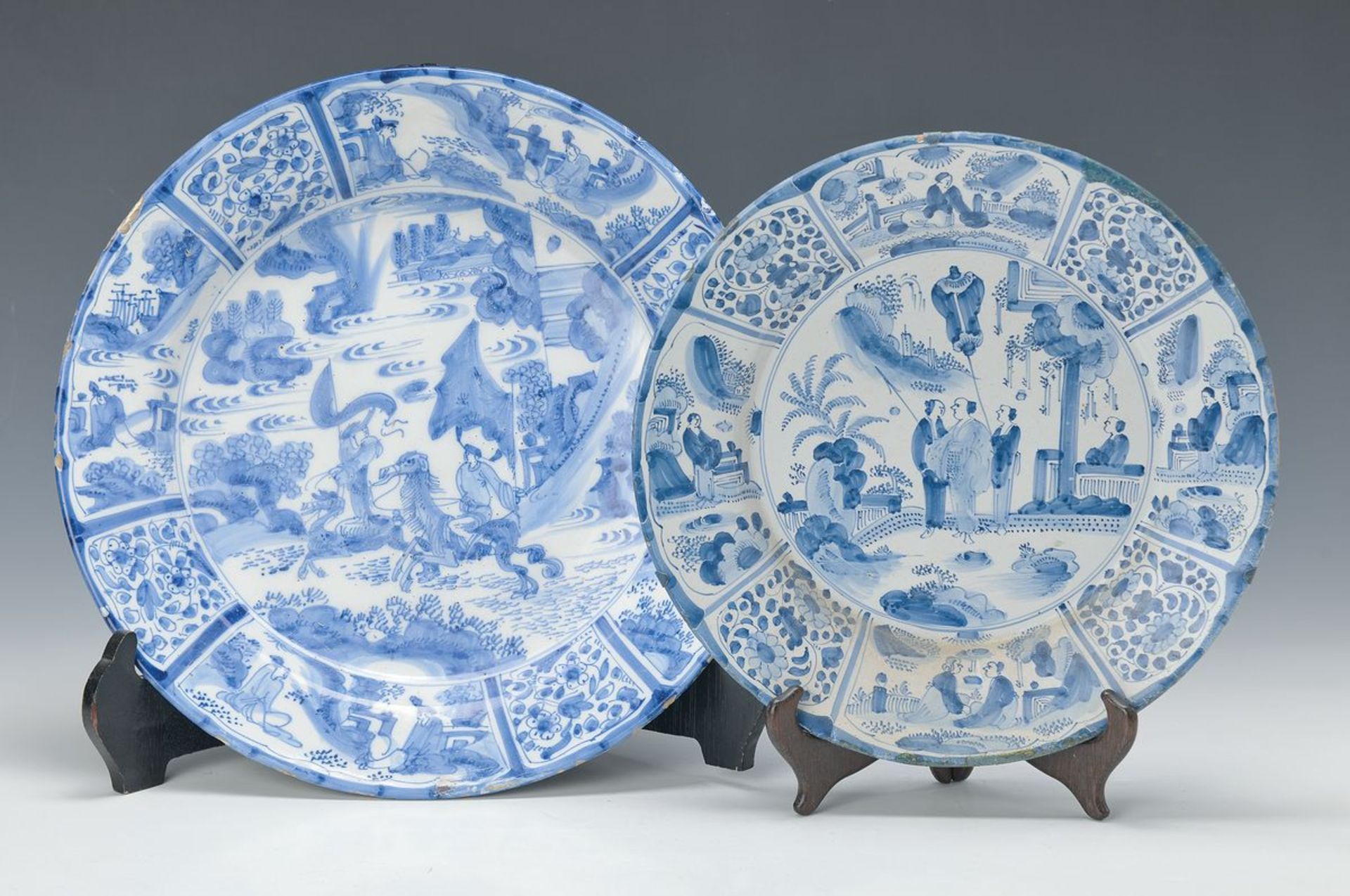 Paar Teller, Hanau, um 1720/30, Fayence, blaue Bemalung, Chinoiserie, Spiegel mit typ. Motiven