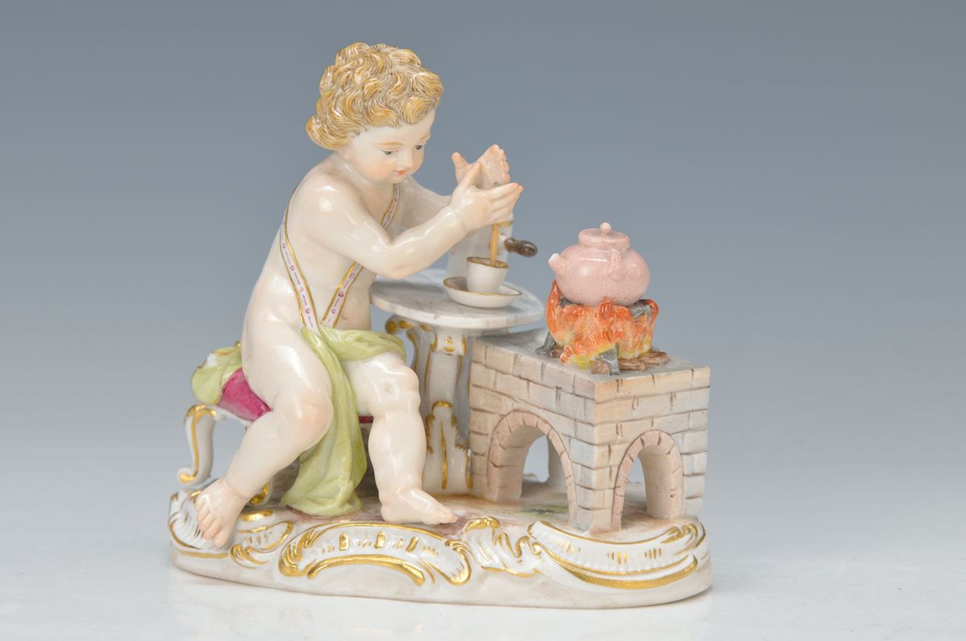 Porzellanfigur, Meissen, um 1890, Putto beim Quirlen von Kakao, nach dem Entwurf von 1758, bunt