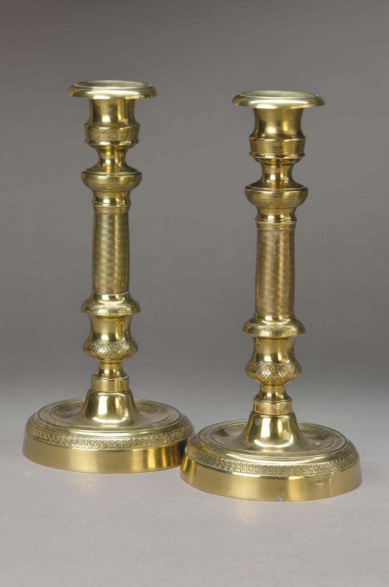 Paar Kerzenleuchter, Frankreich, um 1830, Messing, graviert und punziert, H. je ca. 23.5cmA pair