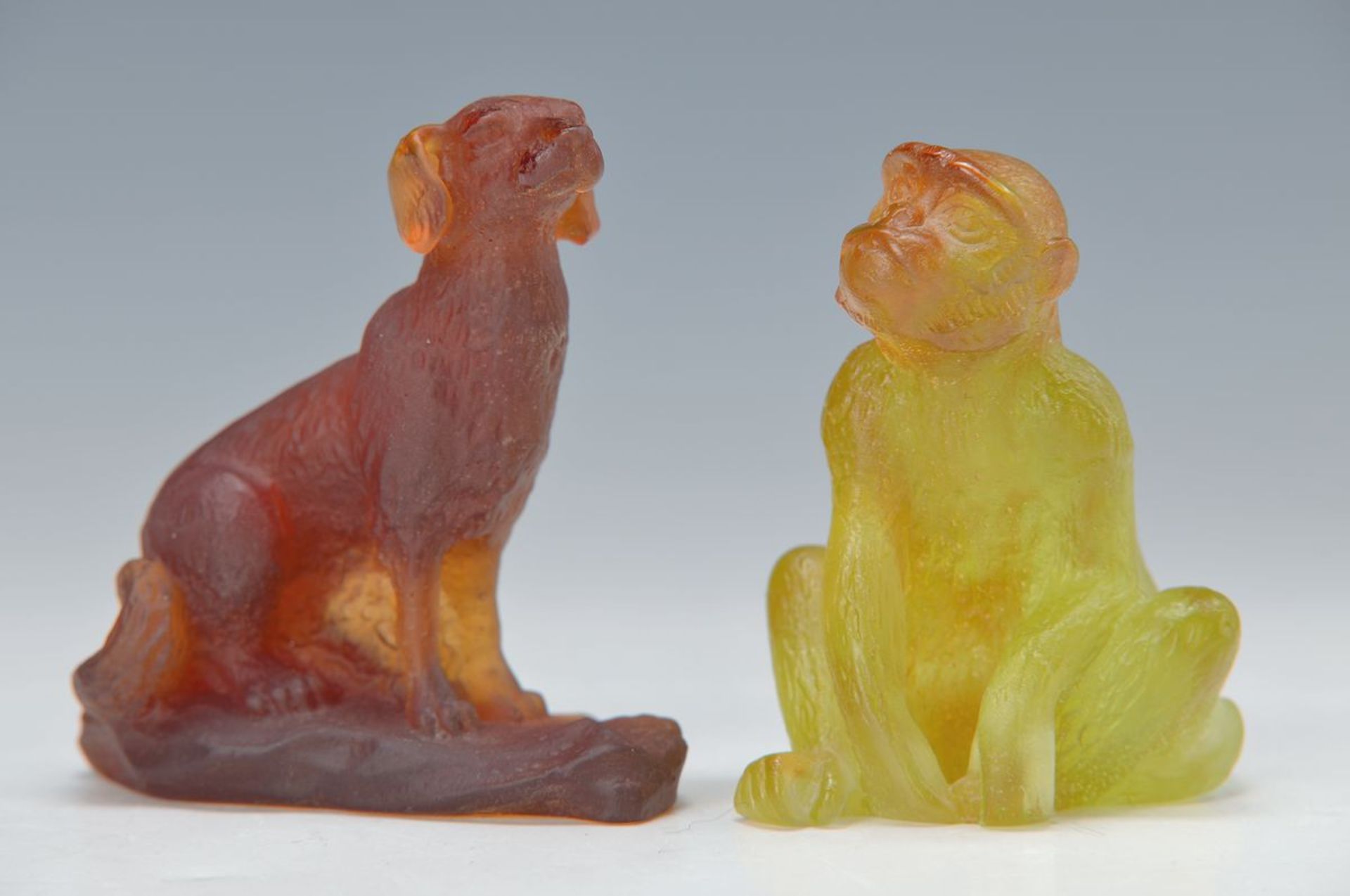 2 Glasfiguren um 1968/70, Pate-de-Verre von Daum 285, sitzender Affe und Hund, 350er Auflage, sign.,