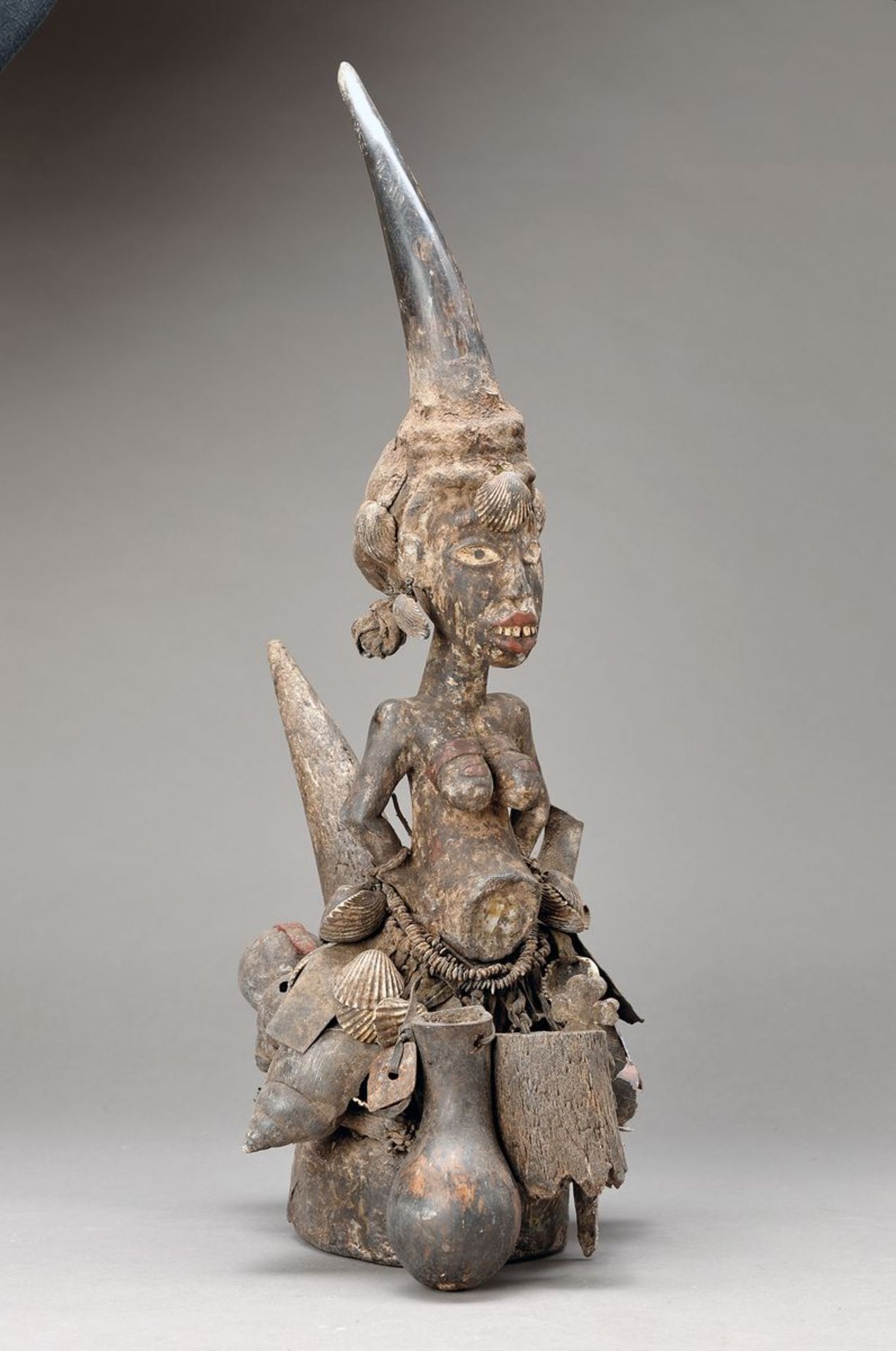 Spiegel-Fetisch, Bakongo, DR Kongo, ca. 50 Jahre alt, Holz geschnitzt, partiell polychromiert,
