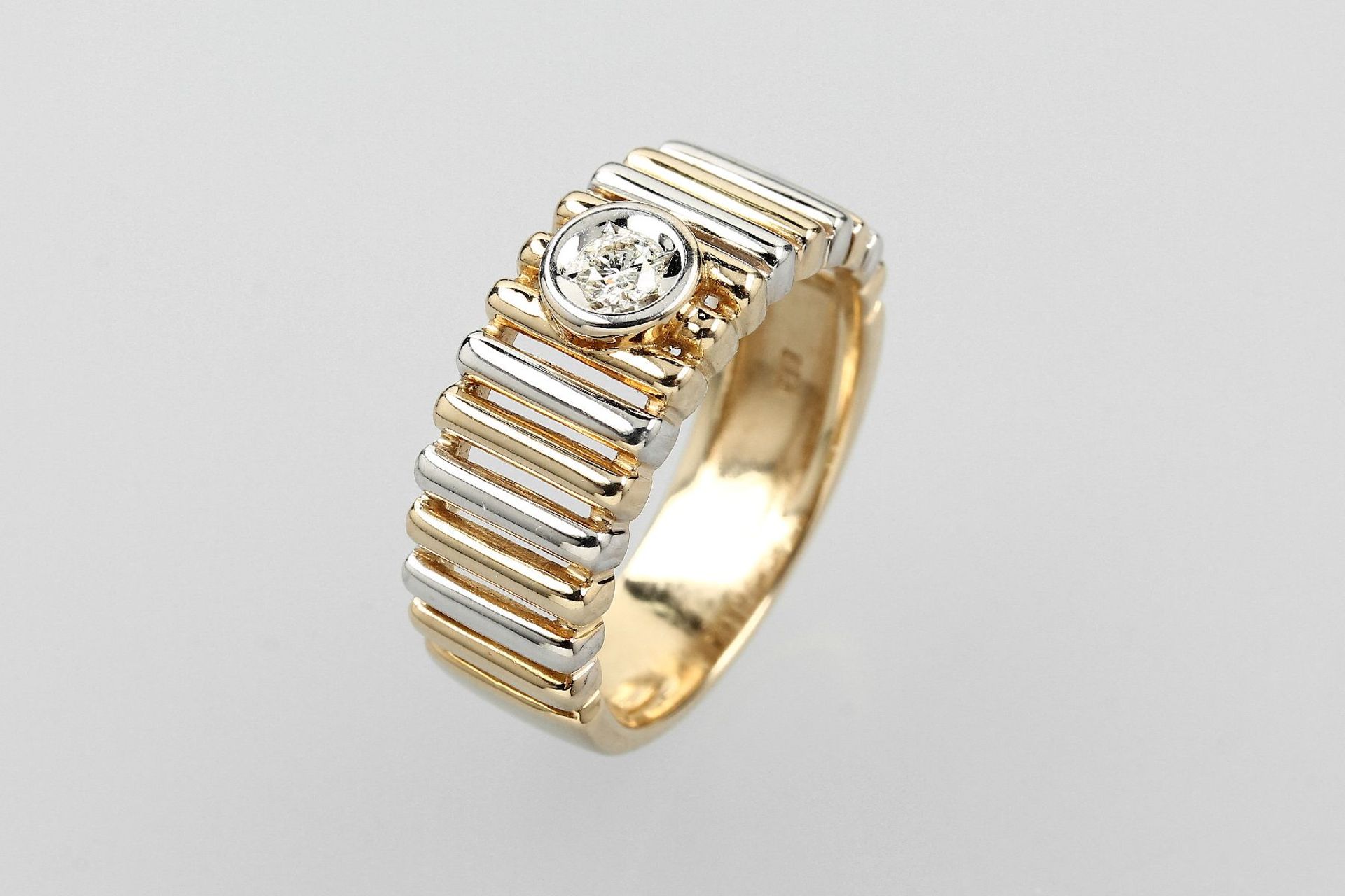 14 kt Gold Ring mit Brillant, GG/WG 585/000, Brillant ca. 0.15 ct l.get.Weiß/vs, sign. Moncara,