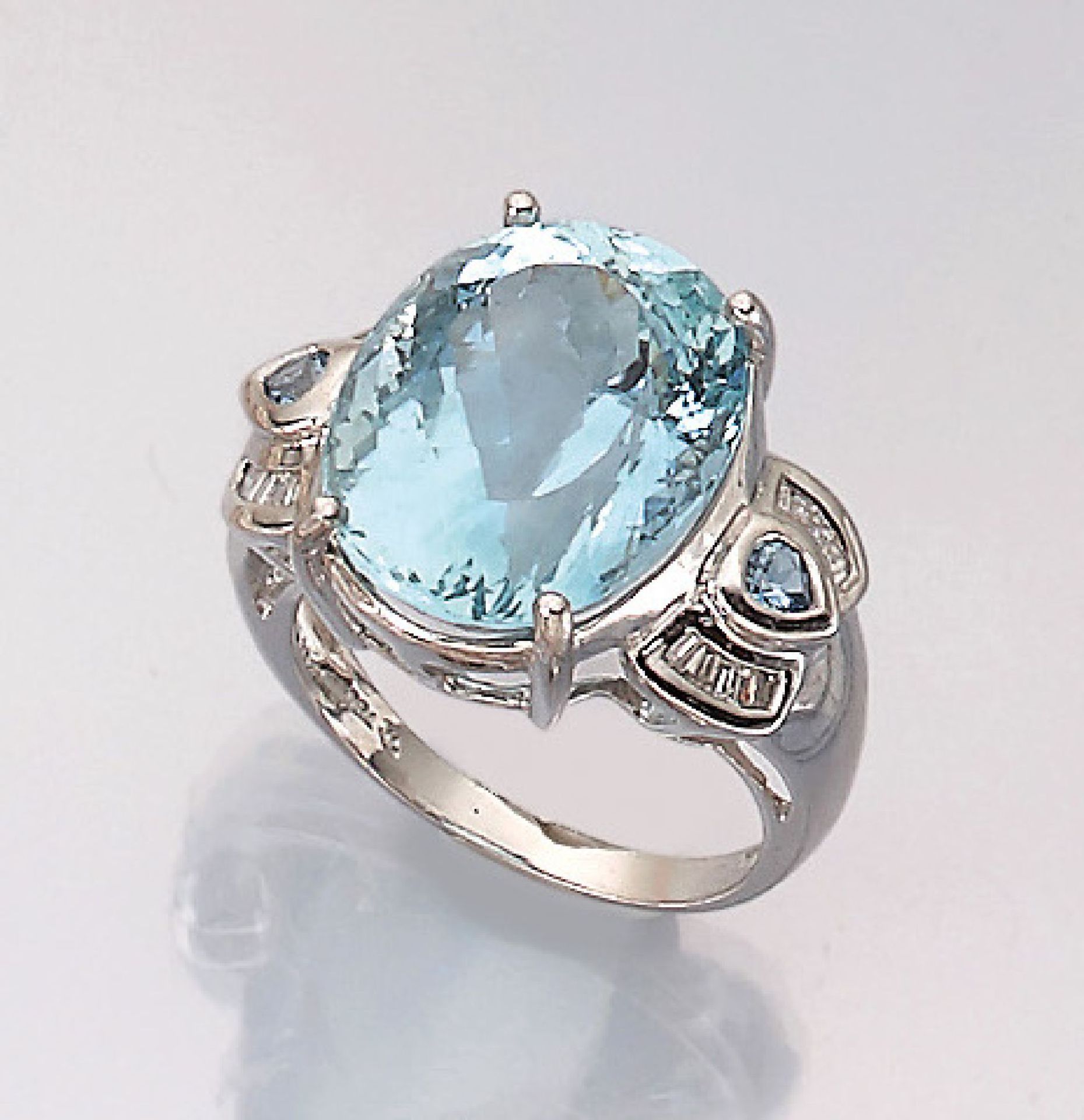 18 kt Gold Ring mit Aquamarin und Diamanten, WG 750/000, ovalfacett. Aquamarin ca. 23.0 ct, 2