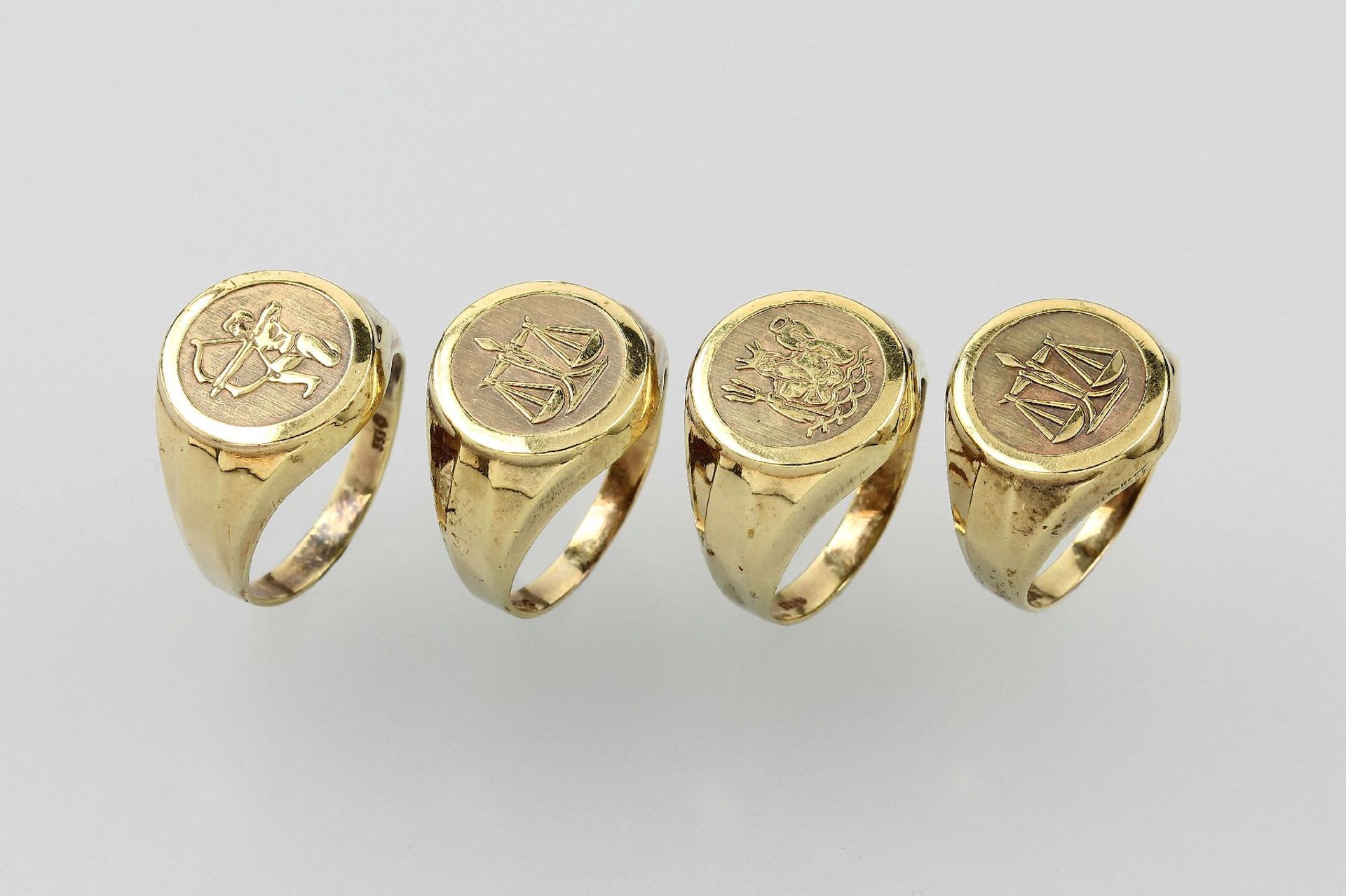 8 kt Gold Konvolut mit 4 Ringen, jeweils mit Sternzeichenmotiv, 2 x Waage, 1 x Schütze, 1 x