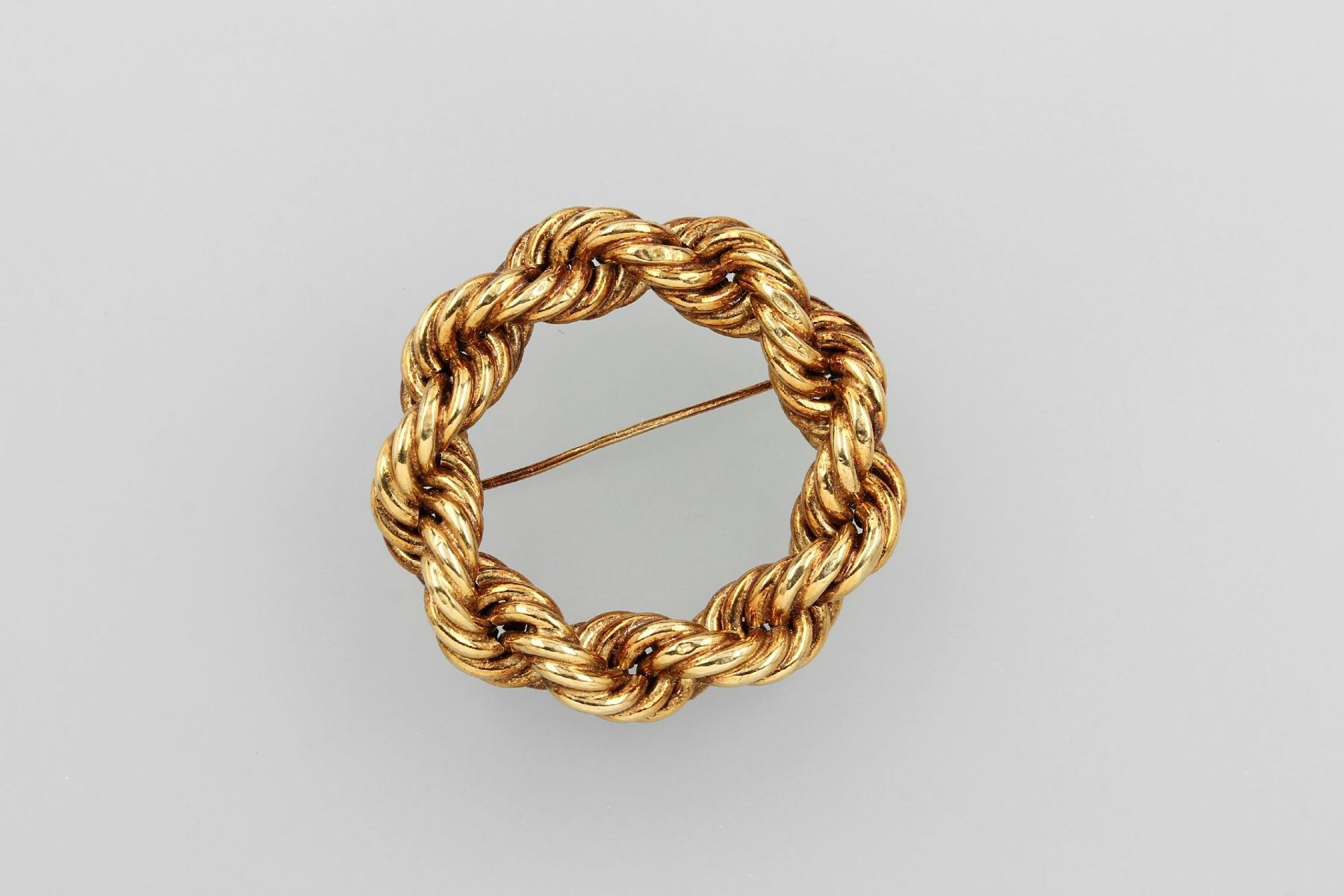 14 kt Gold Kreisbrosche, GG 585/000, gekordelt, D. ca. 4 cm, ca. 7.2 g14 kt gold circle brooch ,