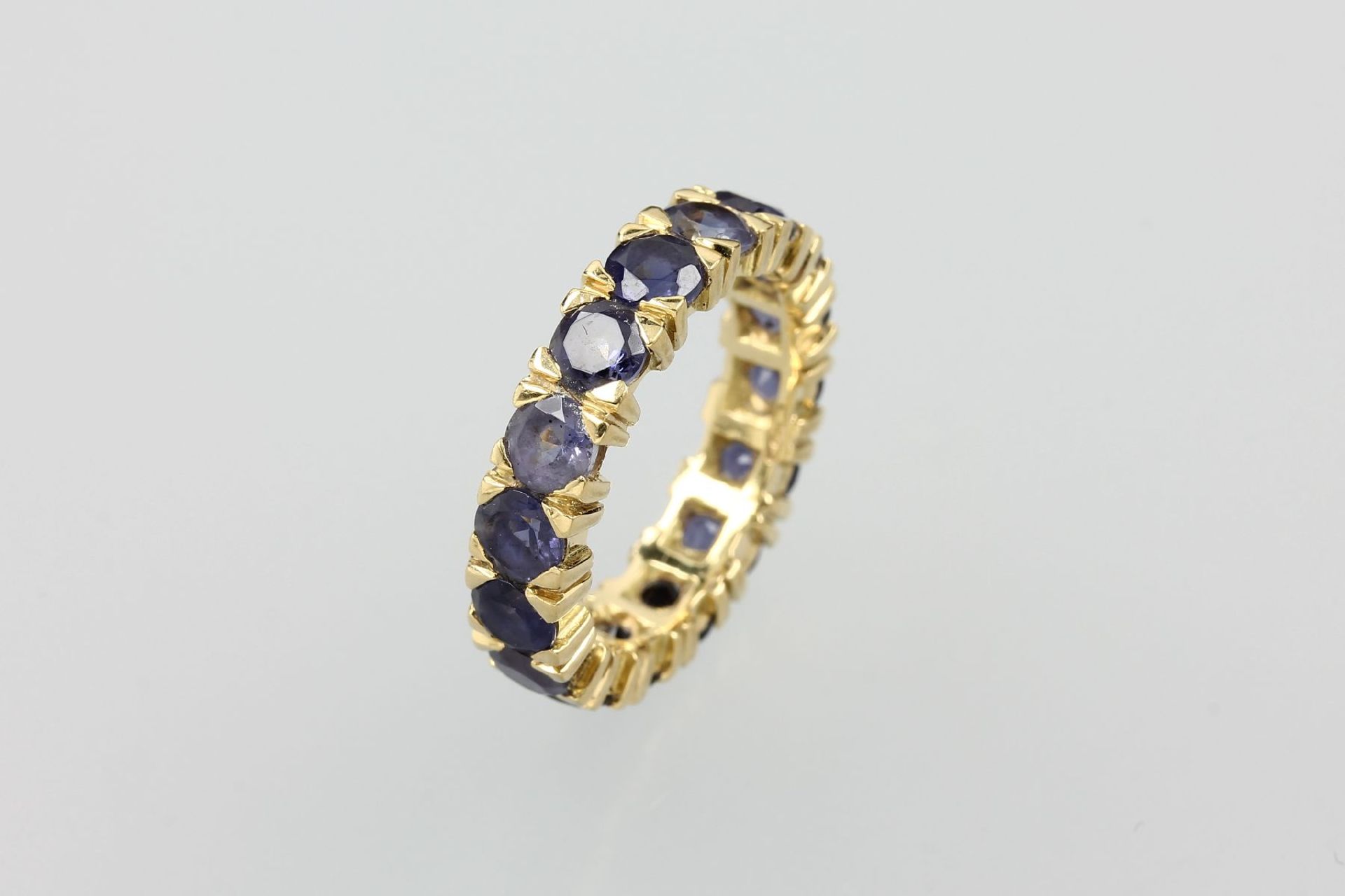 18 kt Gold Memoryring mit Iolithen, GG 750/000, 16 rundfacett. Iolithen zus. ca. 1.80ct, RW 52,