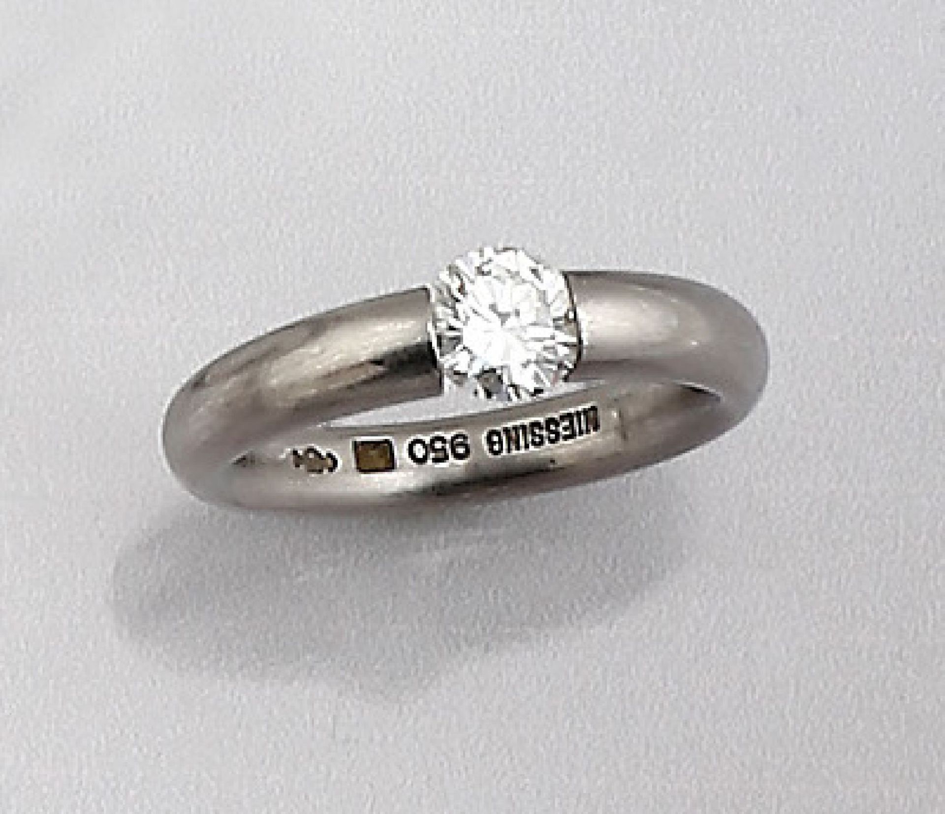 NIESSING Platin Spannring mit Brillant, mittig Brillant ca. 0.50 ct Weiß/vs, Ring- schiene sat.,