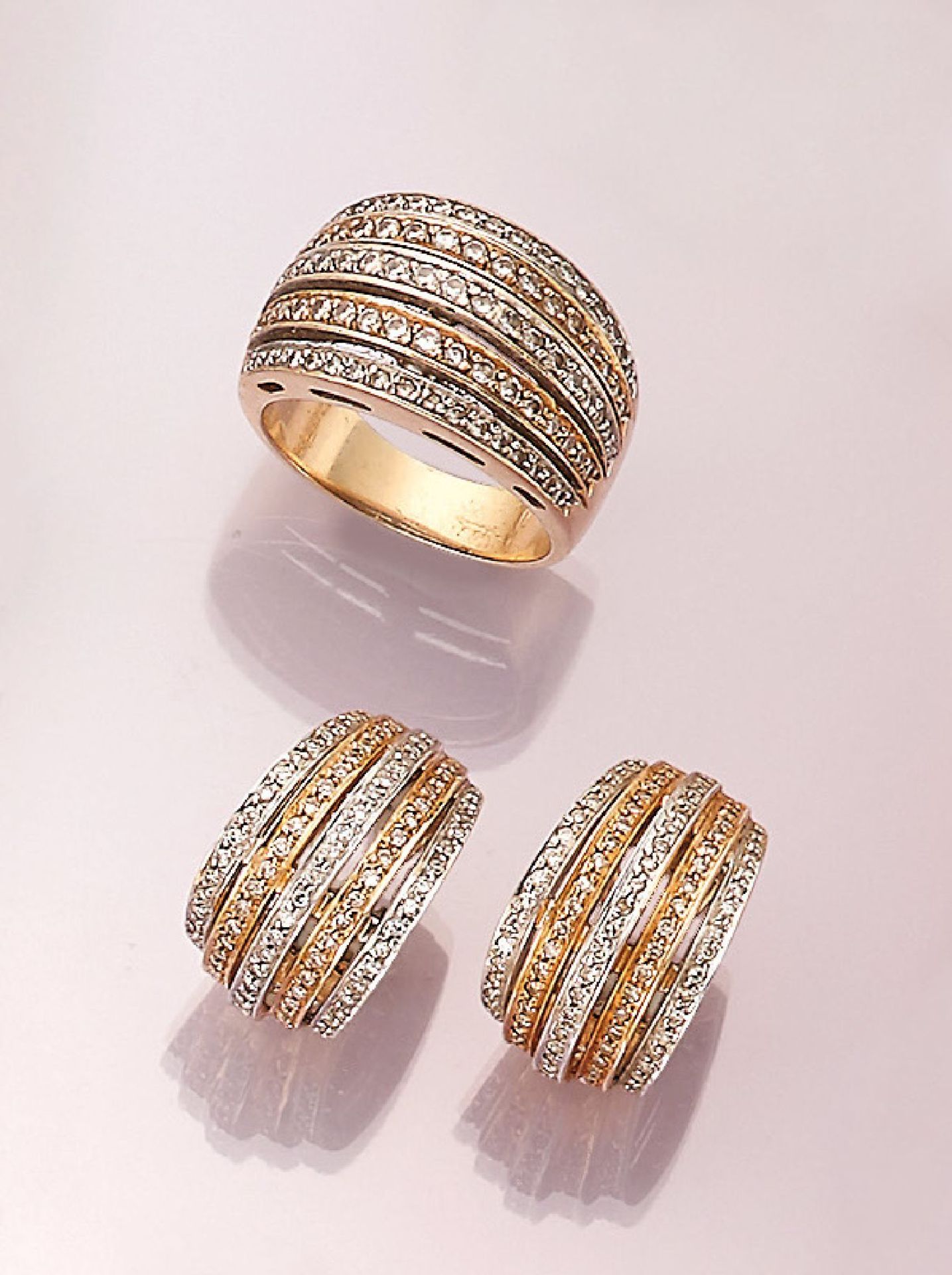 14 kt Gold Schmuckset mit Diamanten, GG/WG 585/000, best. aus: Ring und Paar Ohrstecker mit