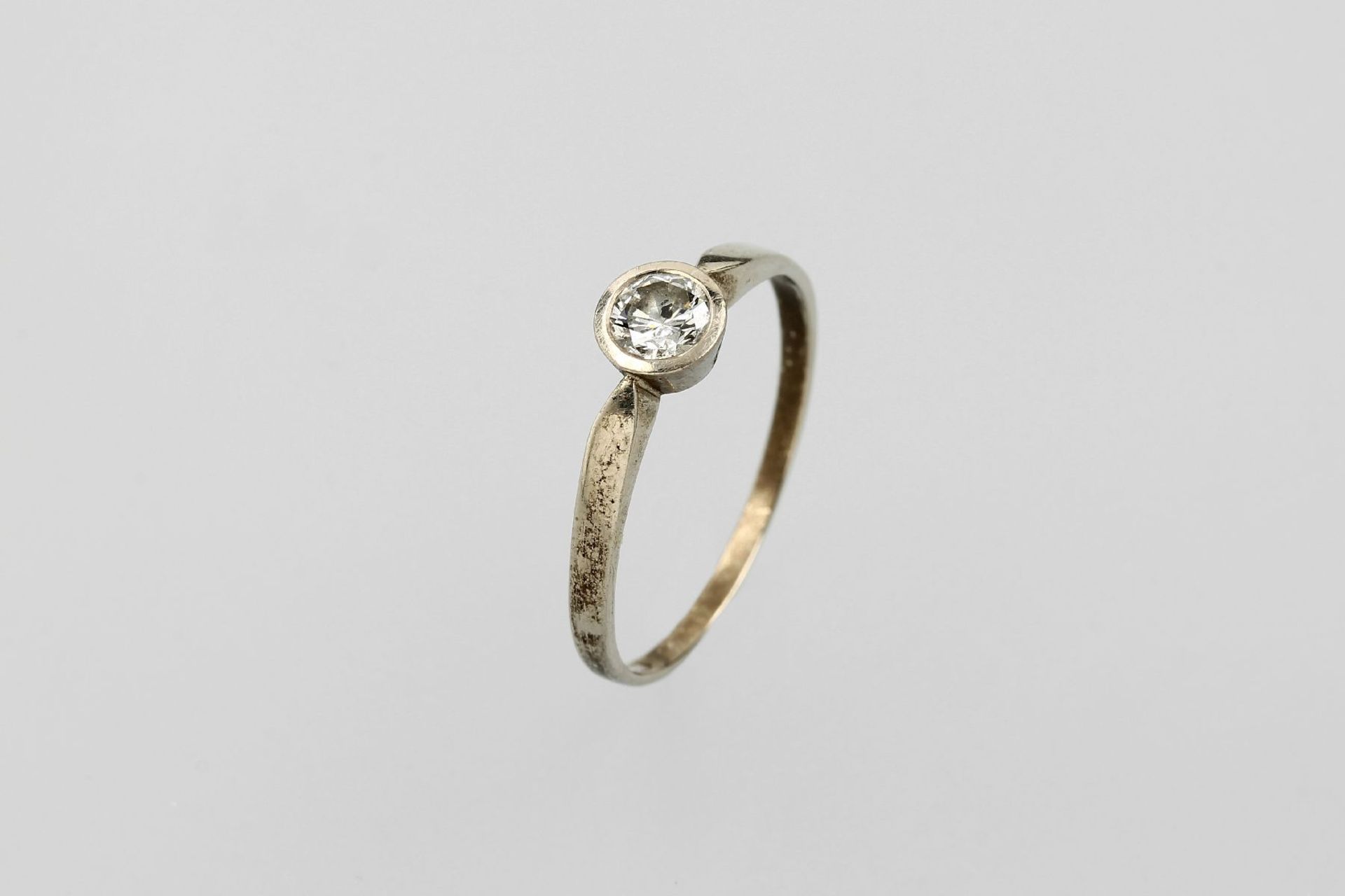 14 kt Gold Solitärring mit Brillant, WG 585/000, Brillant ca. 0.35 ct Weiß/p 1, RW 62,ca. 2.23 g