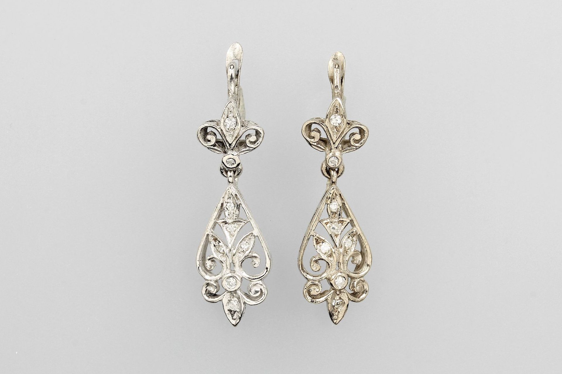Paar 18 kt Gold Ohrhänger mit Diamanten, WG 750/000, florale Gestaltung, filigran, je 8Diamanten