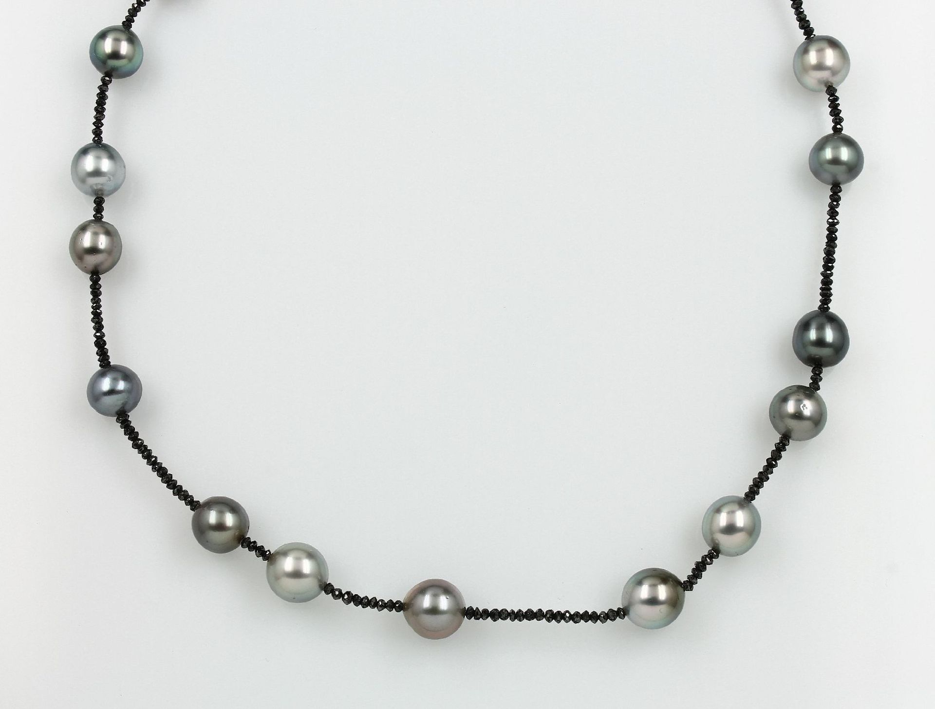 Collier mit Diamanten und Zuchtperlen, Diamantrohsteine zus. ca. 8.19 ct (grav.) Schwarz (beh.),