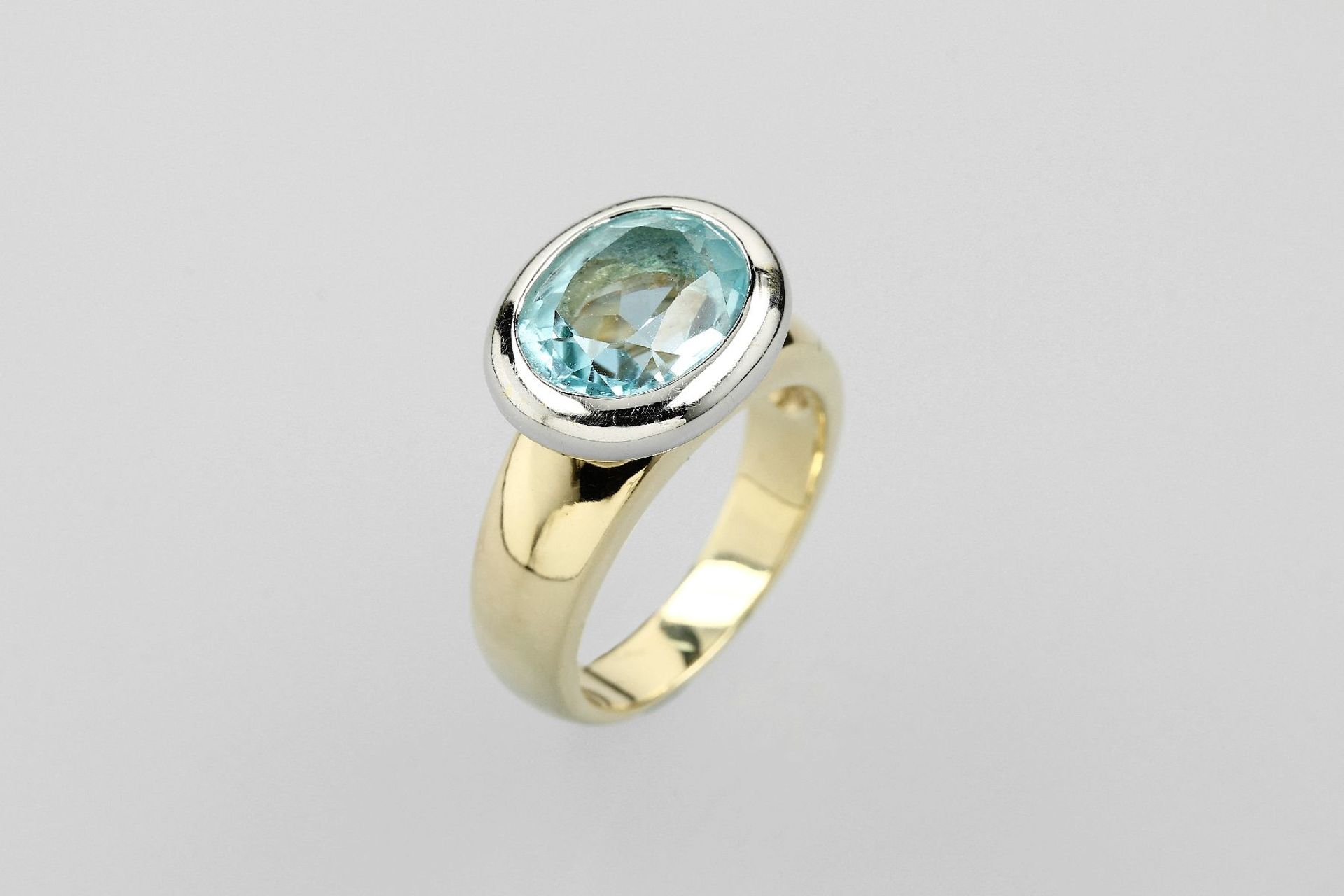 14 kt Gold Ring mit Blautopas GG/WG 585/ 000, mittig oval facett. Topas (beh.) ca. 6.00ct, in WG