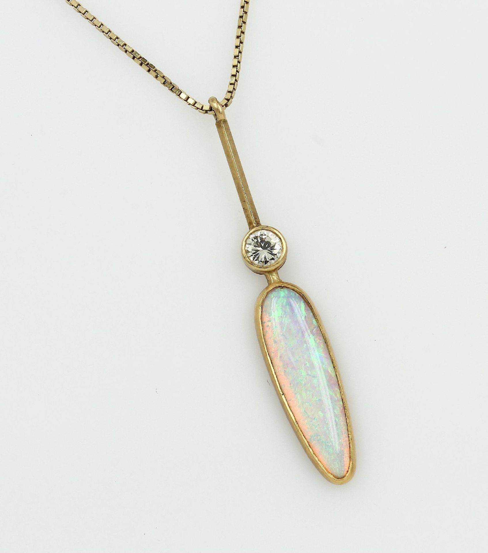 Anhänger mit Opal und Brillant, GG 750/000, Brillant ca. 0.45 ct Weiß/vs, Opal mit schönemFarbspiel,