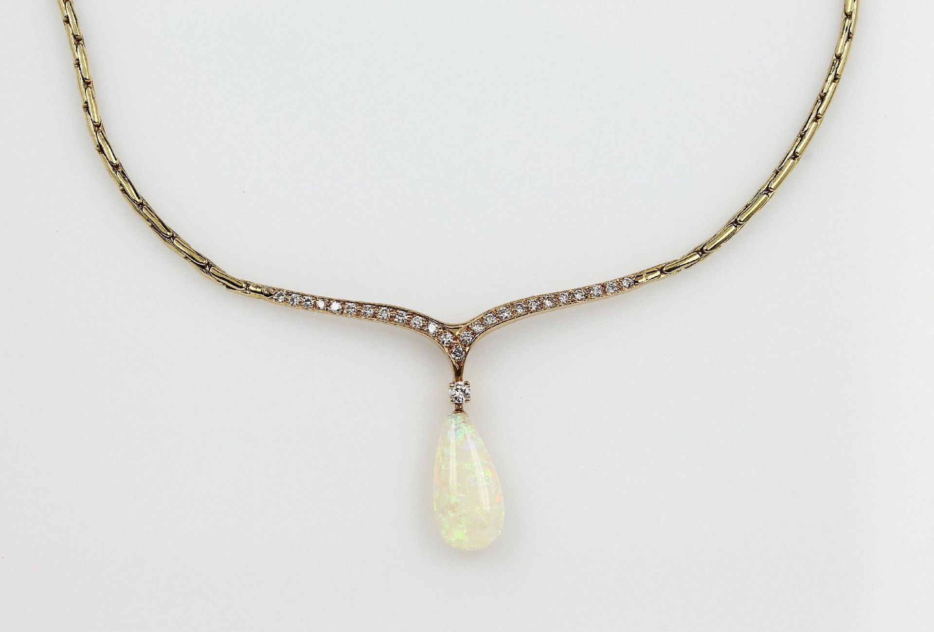 18 kt Gold Collier mit Opal und Brillanten, GG 750/000 gepr., Opaltropfen ca. 4.60 ct, 26 Brillanten